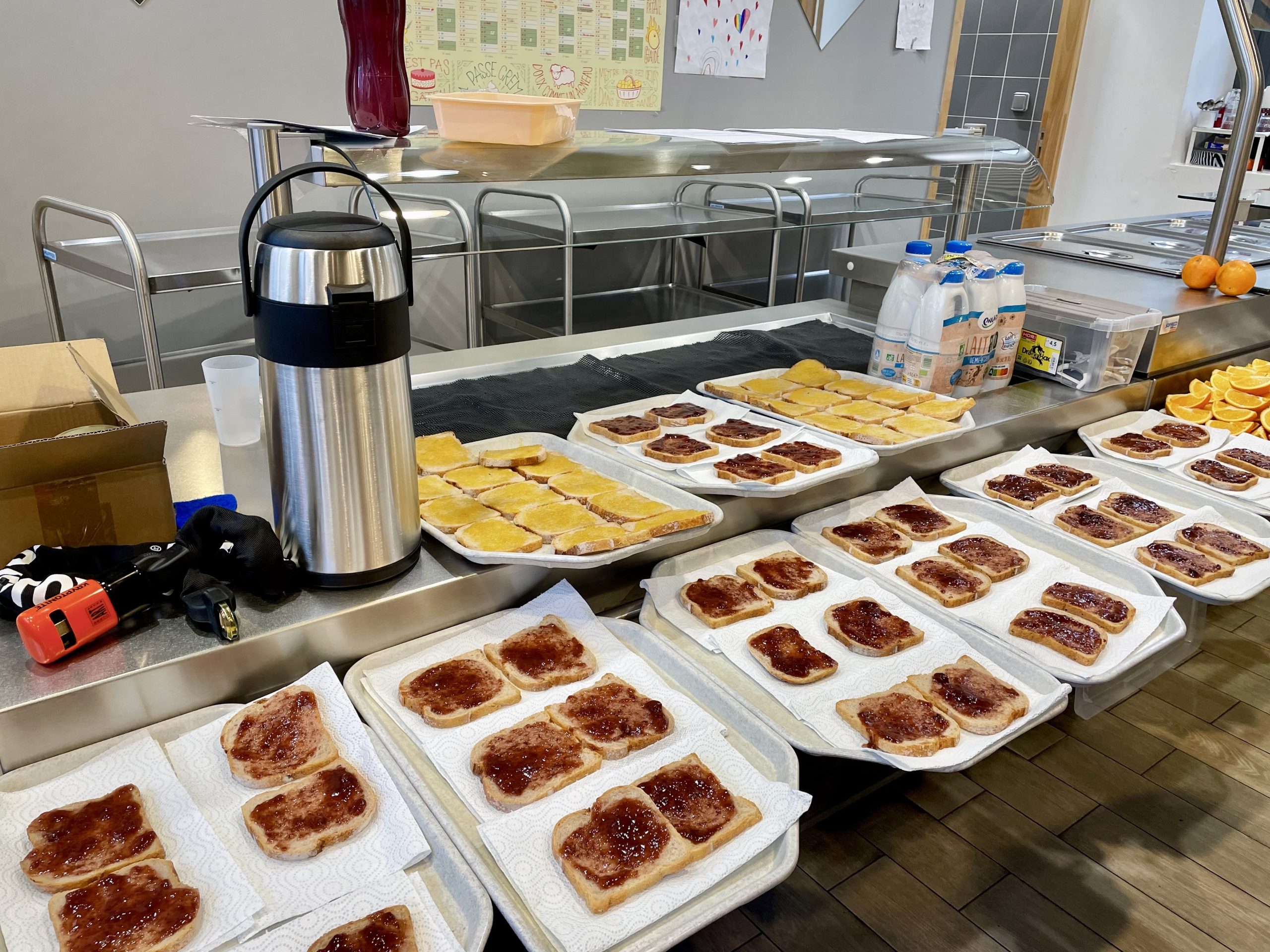 Distribution de petits-déjeuners à l'école Maurice-Korsec,, à Belsunce, par l'équipe de la régie de quartier Noailles-Belsunce, le 11 mars 2024. (Photo C.By.)