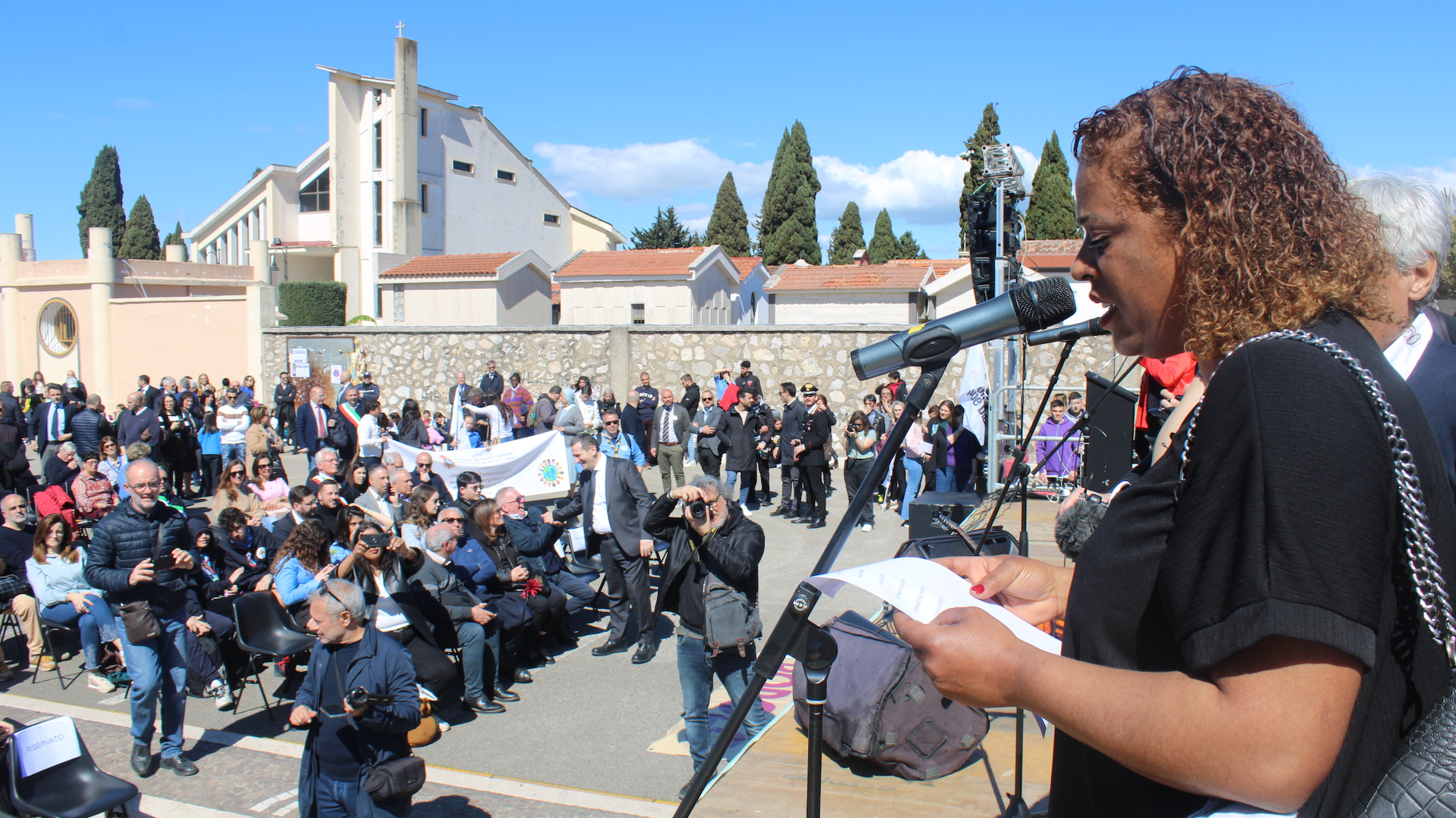 À la fin du défilé antimafia à Casal Di Principe, Laetitia Linon prend la parole devant près de 10 000 personnes. (Photo : GE)