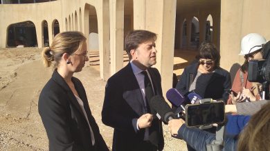 Benoît Payan examine un plan de la future école de Malpassé, sous les yeux de la sous-préfète Virginie Averous. Photo : B.G.