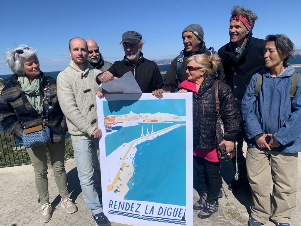 Photo de plusieurs associations venues lire le manifeste du collectif La digue du large montrant une affiche intulée 'Rendez la digue
