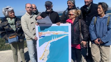 Photo de plusieurs associations venues lire le manifeste du collectif La digue du large montrant une affiche intulée 'Rendez la digue