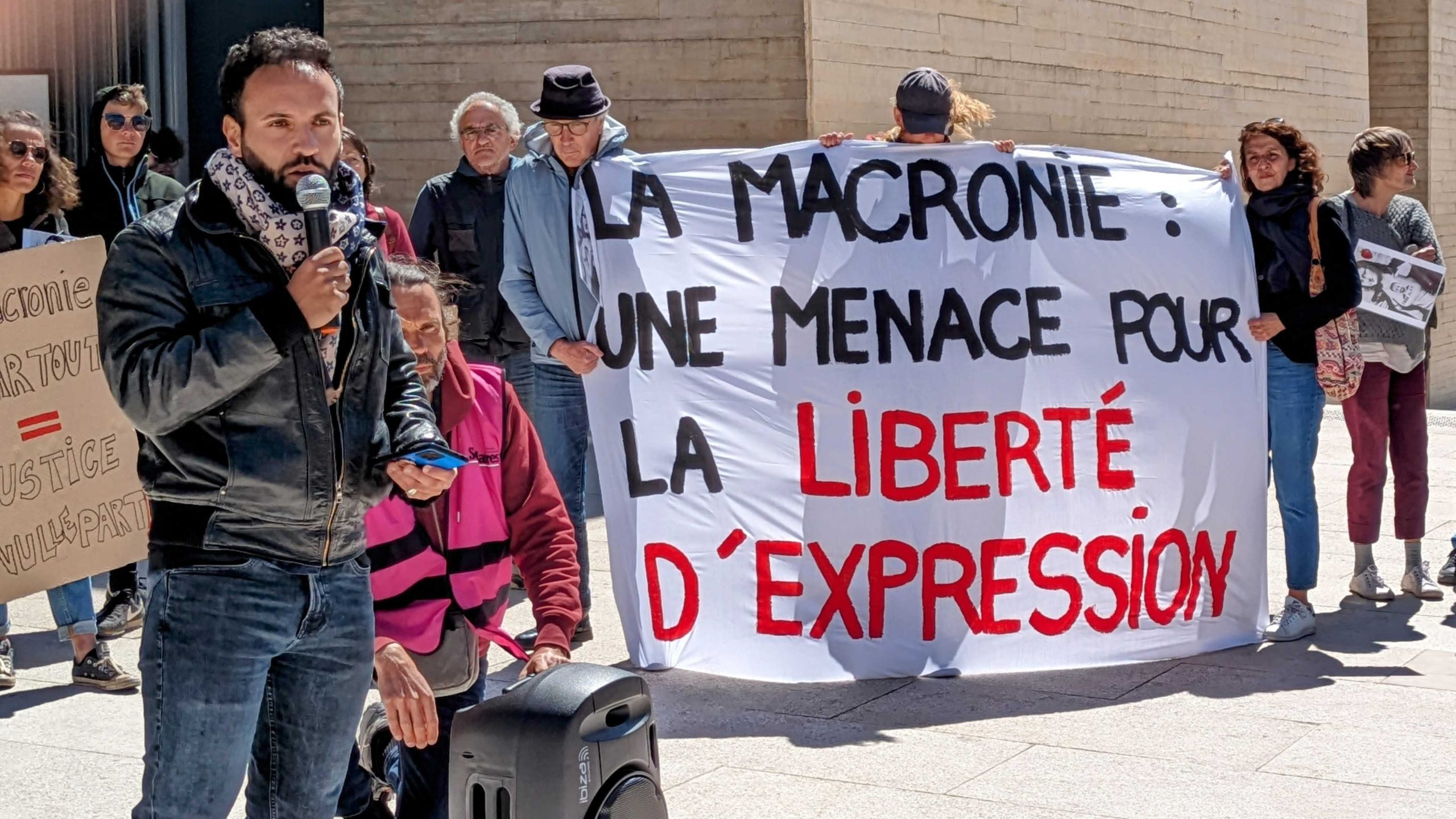 Le militant de gauche Alexandre Beddock, quelques minutes avant son procès à Aix-en-Provence. (Photo : CMB)
