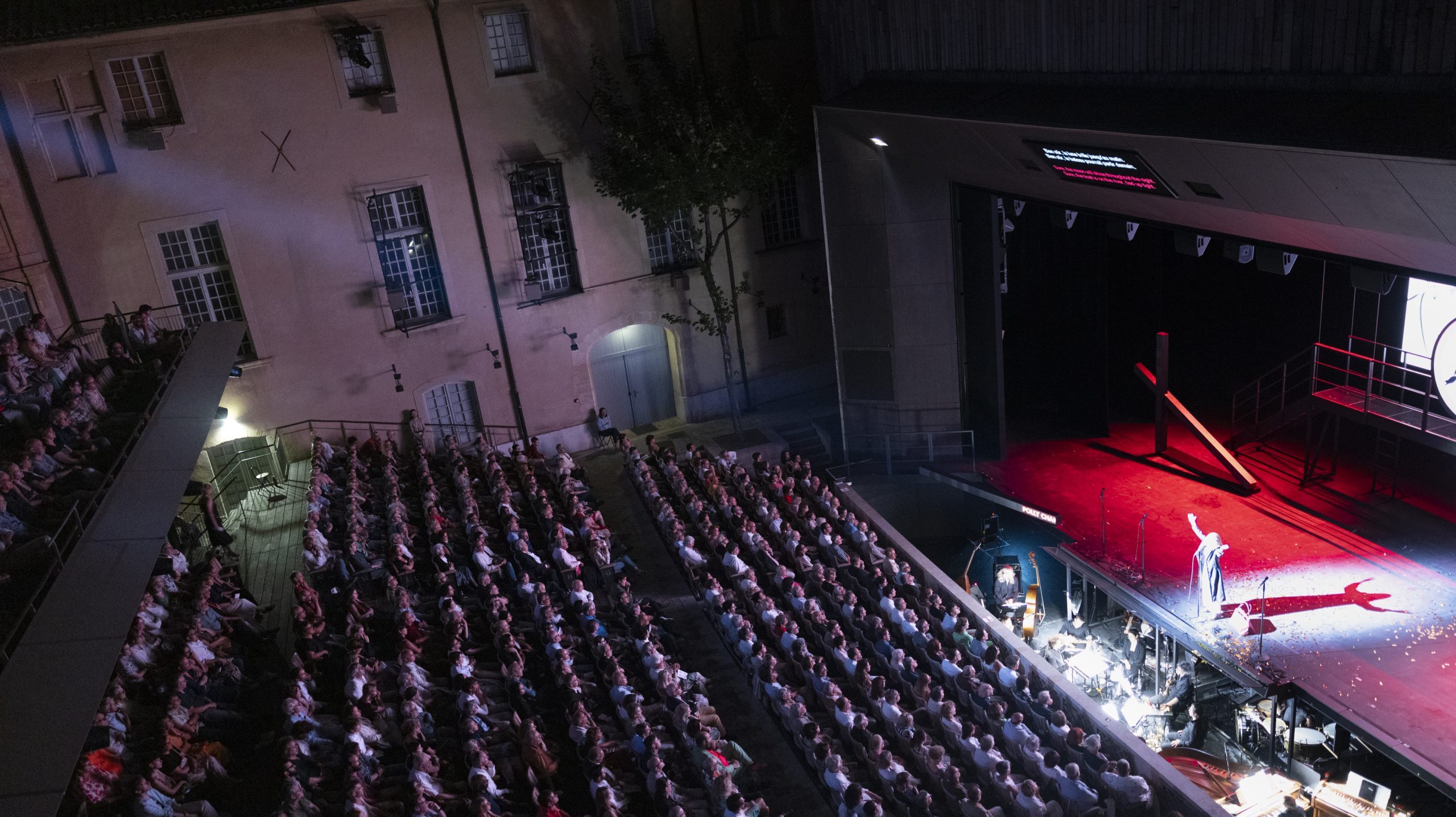 Reportage photographique sur les publics lors de la représentation de l’Opéra de Quat’Sous au Théâtre de l’Archevêché le vendredi 14 juillet 2023. Festival d’Aix-en-Provence. (Photo : Vincent-Beaume)