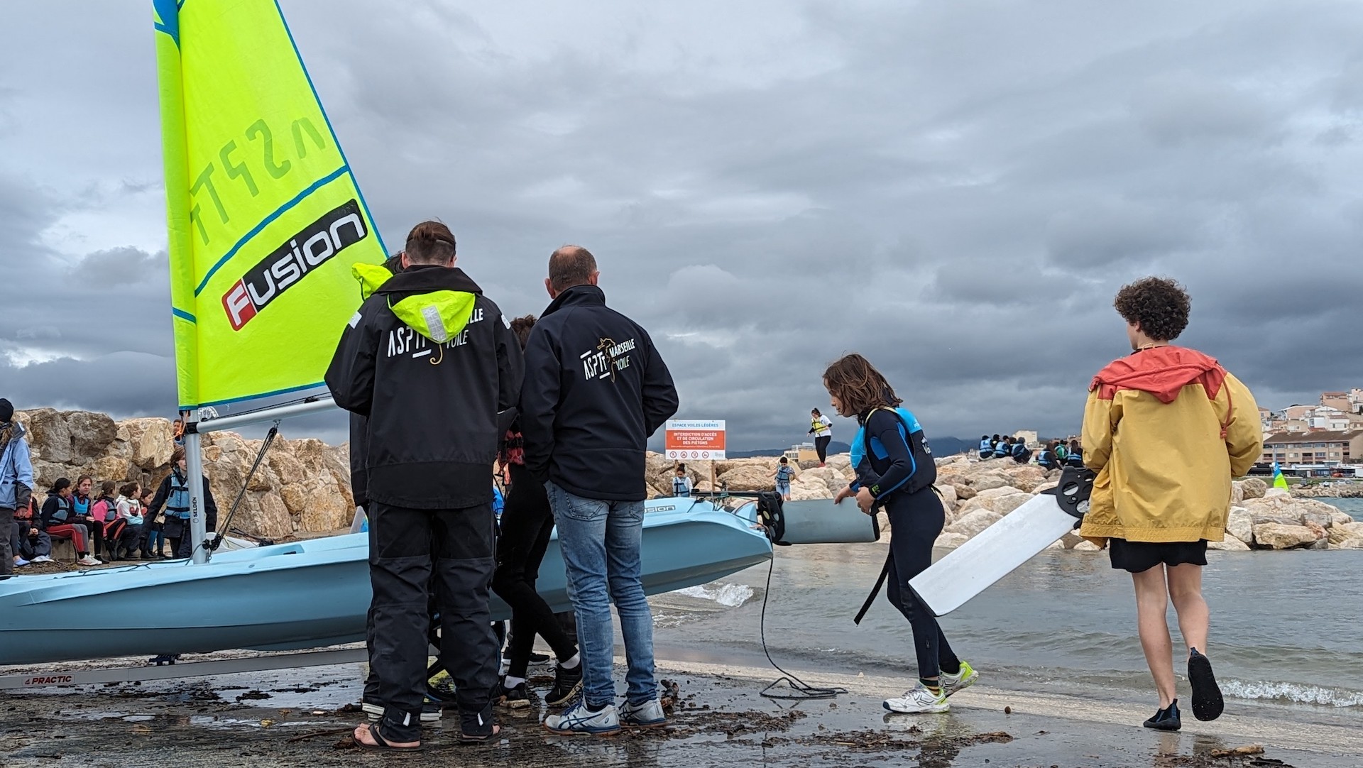 Un groupe pratique le nautisme à la Pointe-Rouge. (Photo : Timothée Vinchon)