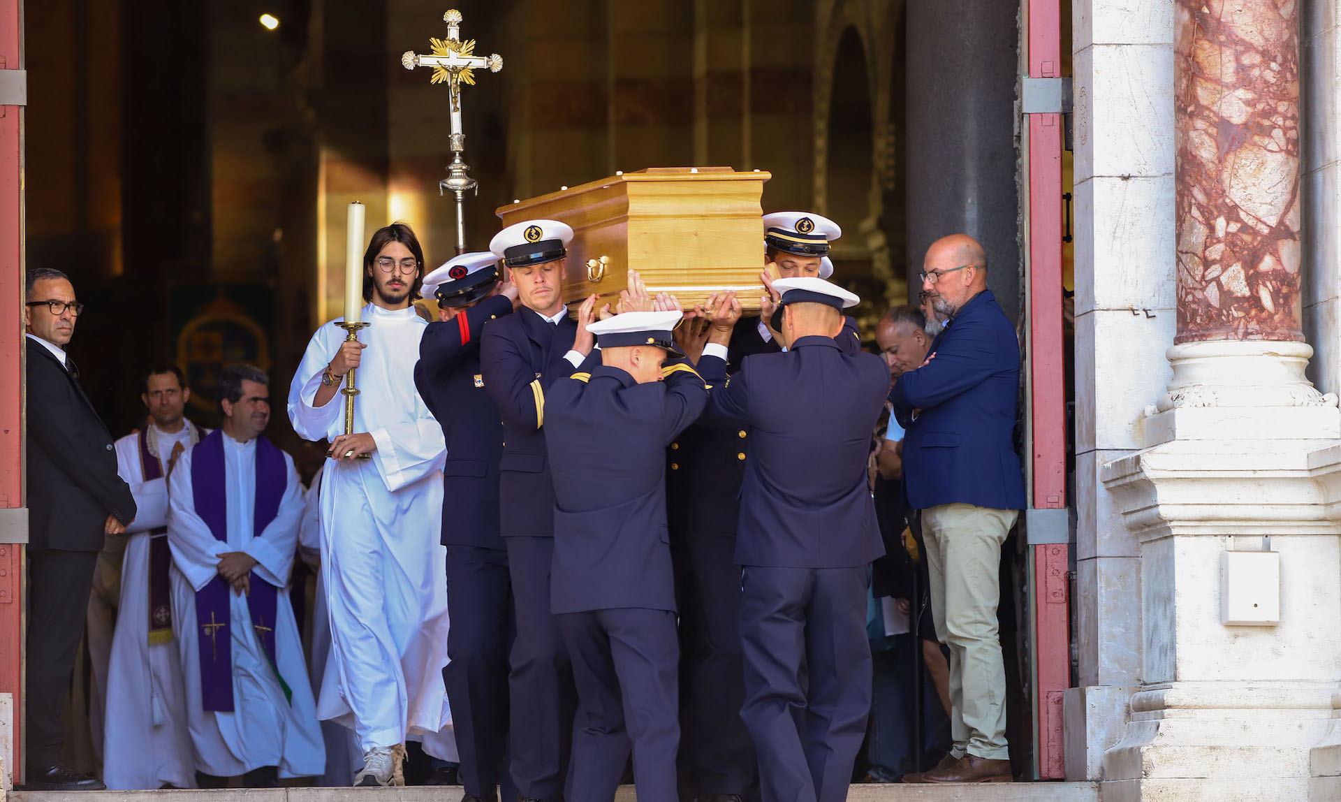 Après la cérémonie, le cercueil quitte la Major avant de rejoindre le cimetière de Mazargues. (Photo : Emilio Guzman)