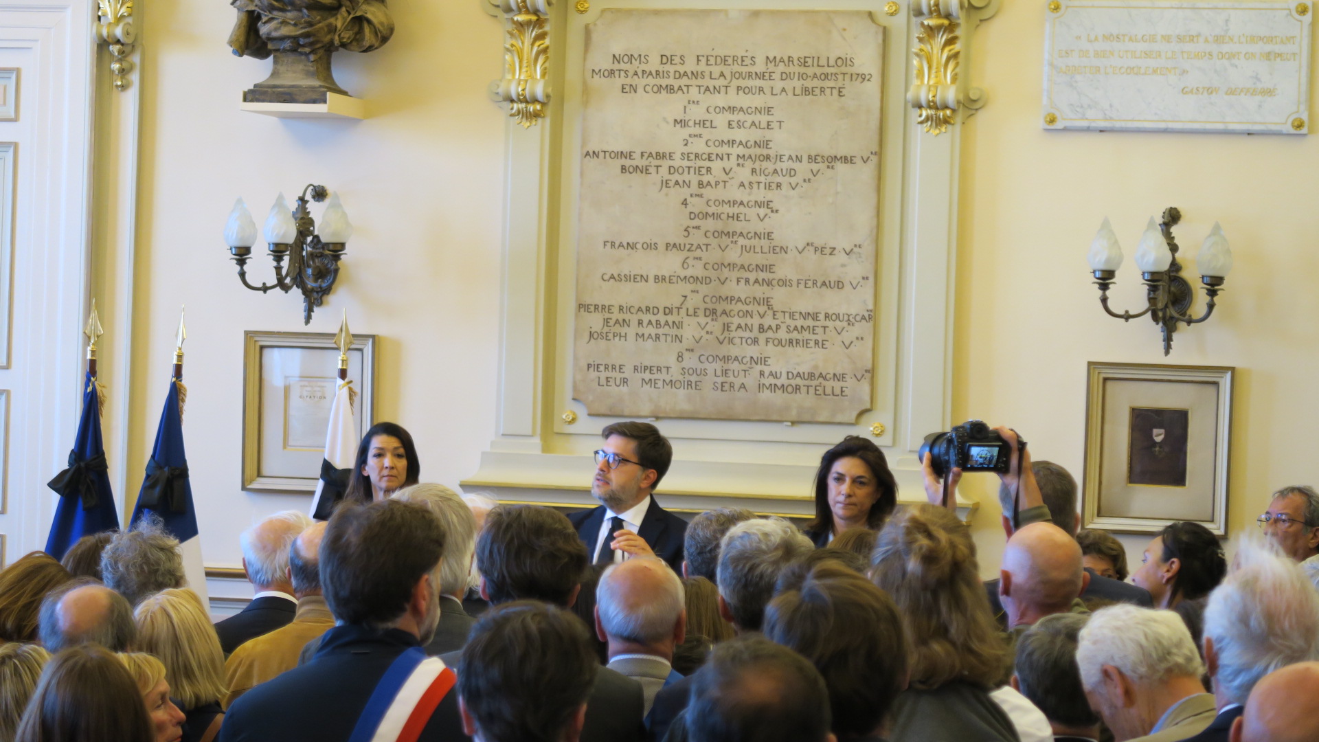 Benoît Payan a rendu hommage à son prédécesseur depuis la salle des délibérations où avaient lieu les conseils municipaux. Photo : Nedim Tobbi.