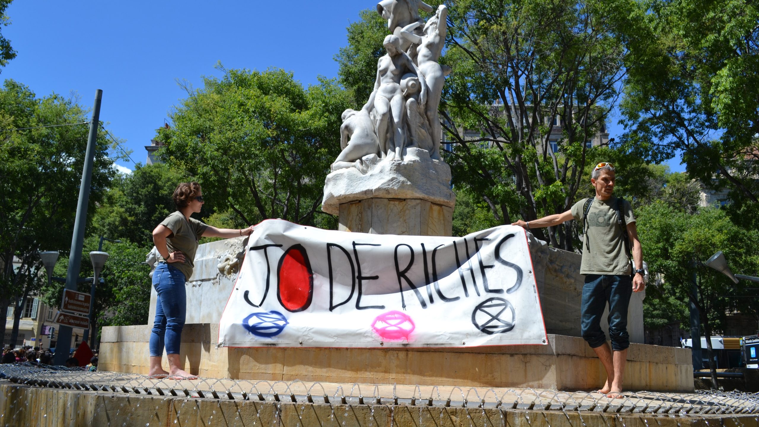 Banderole sur la fontaine des Danaïdes lors de la manifestation anti-Jo à Marseille le 8 mai 2024. Photo : PID