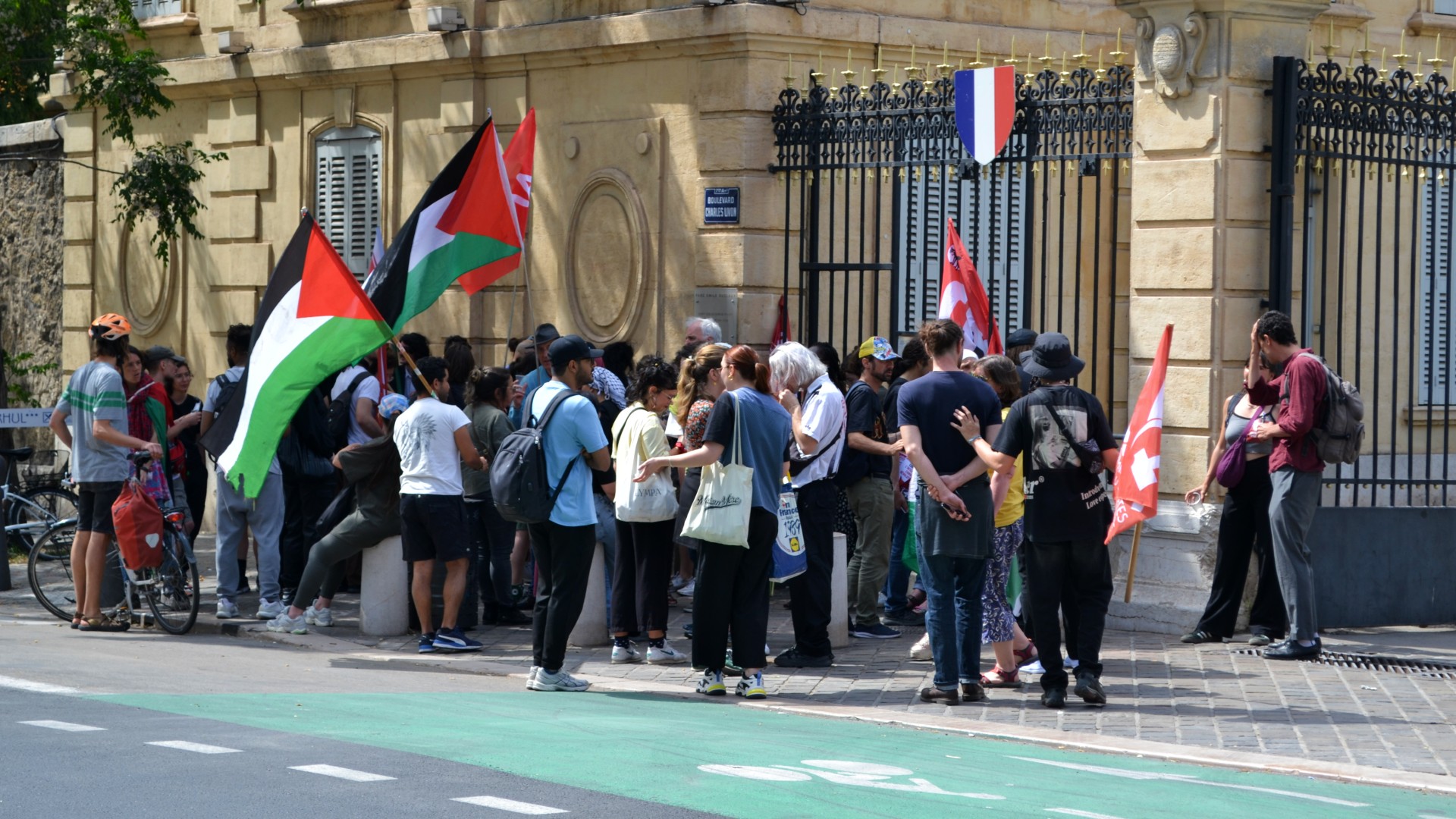 Manifestation au palais du Pharo en soutien à deux étudiants d