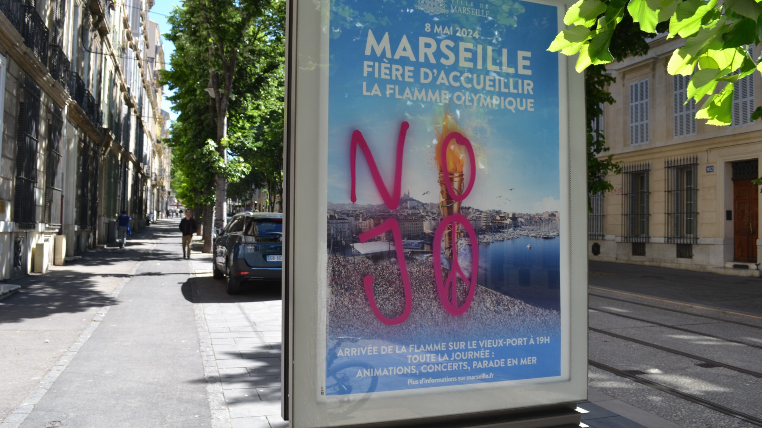Tag "NO JO" sur une affiche de la Ville de Marseille célébrant l