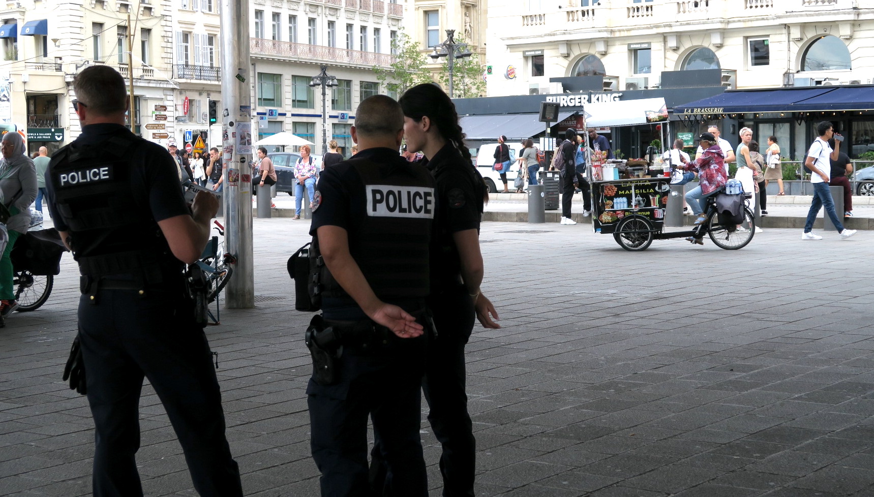 Des policiers nationaux en patrouille sur le Vieux-Port de Marseille. (Photo : illustration Marsactu)
