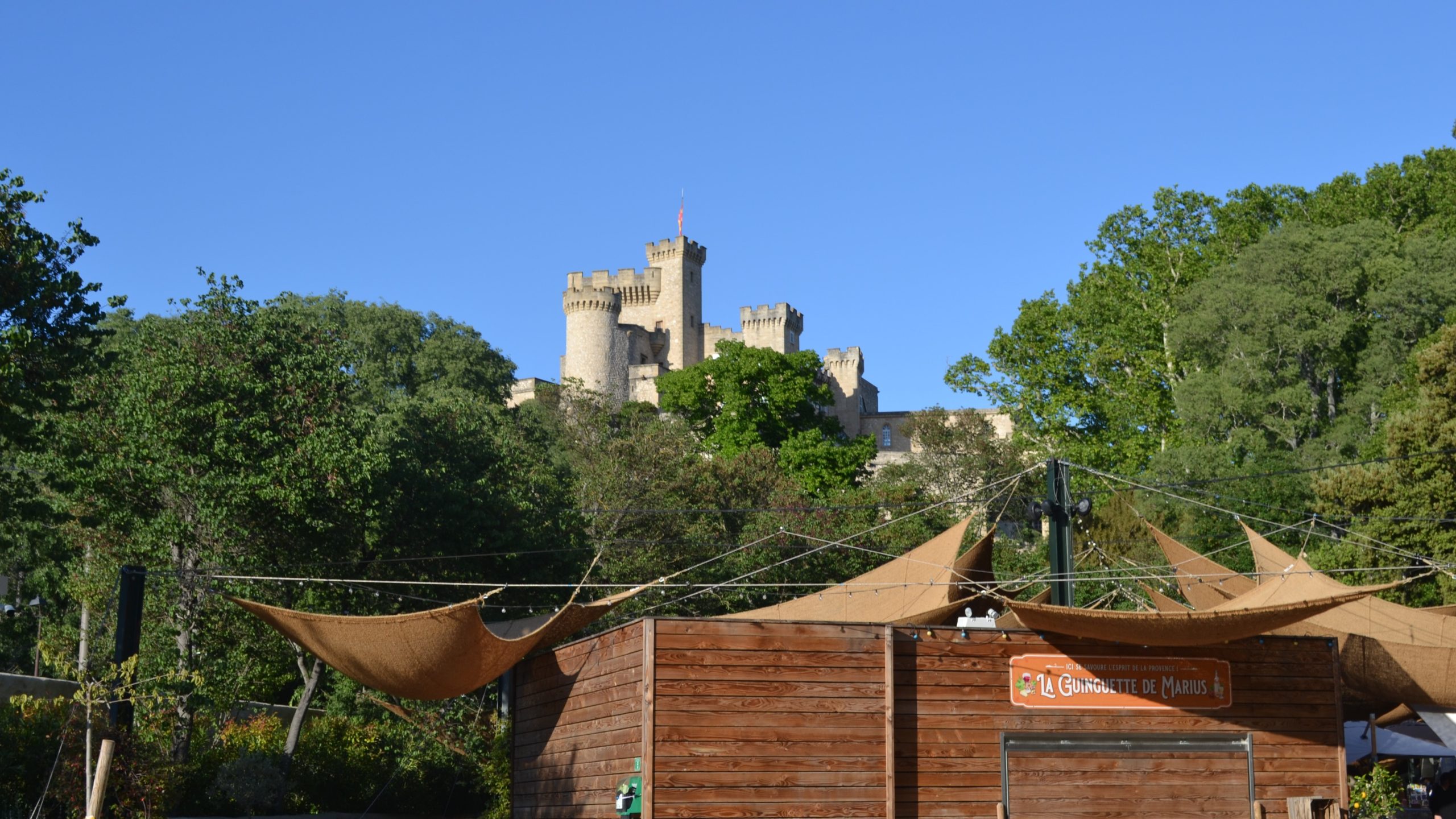 La château de La Barben où se développe Rocher Mistral, vu depuis l