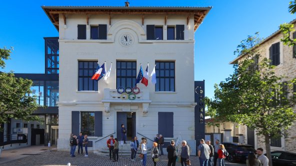 Quelques habitants manifestent leur mécontentement devant l'hôtel de ville, avant le conseil municipal de Rognac, le 16 mai 2024. (Photo : Emilio Guzman)