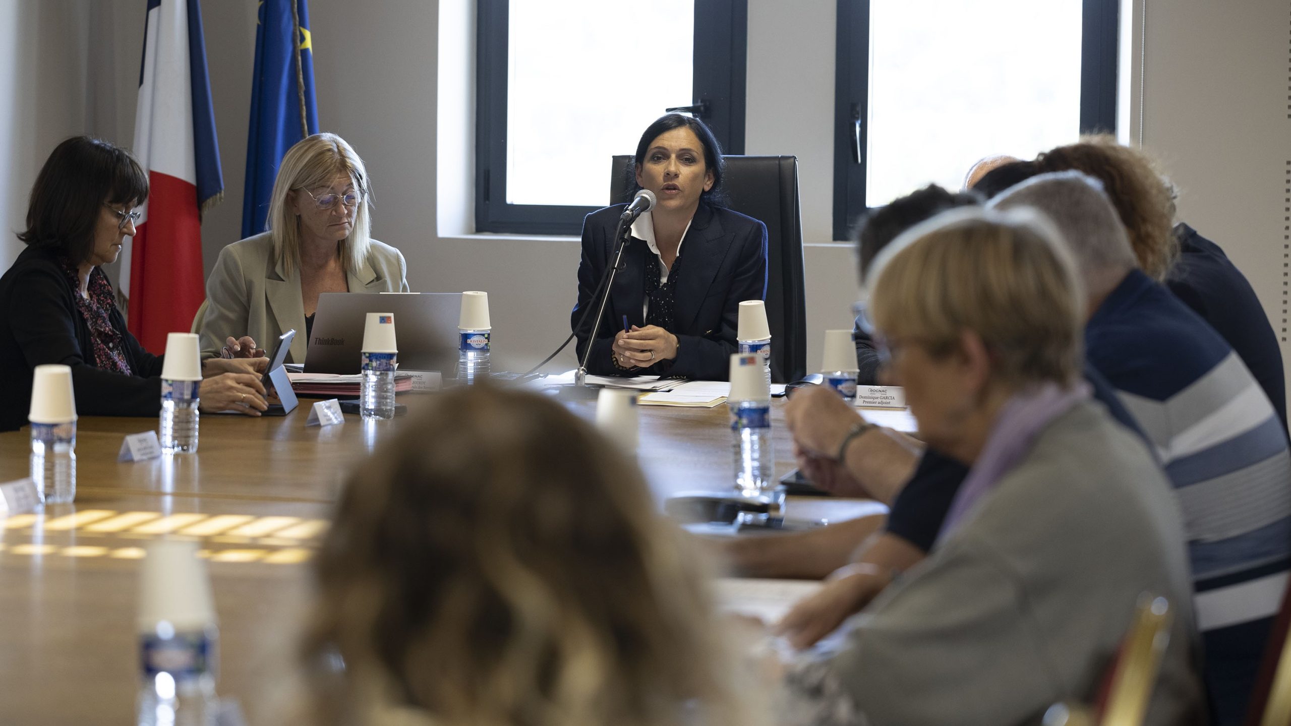 La maire de Rognac, Sylvie Miceli-Houdais (UDI), préside le conseil municipal, le 16 mai 2024, sur fond de suspicion de détournements de fonds publics. (Photo : Emilio Guzman)