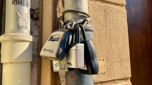 Boites à clefs pour des locations saisonnières de type Airbnb, dans le centre ville de Marseille. (Photo : C.By.)