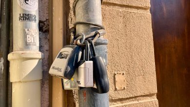 Boites à clefs pour des locations saisonnières de type Airbnb, dans le centre ville de Marseille. (Photo : C.By.)