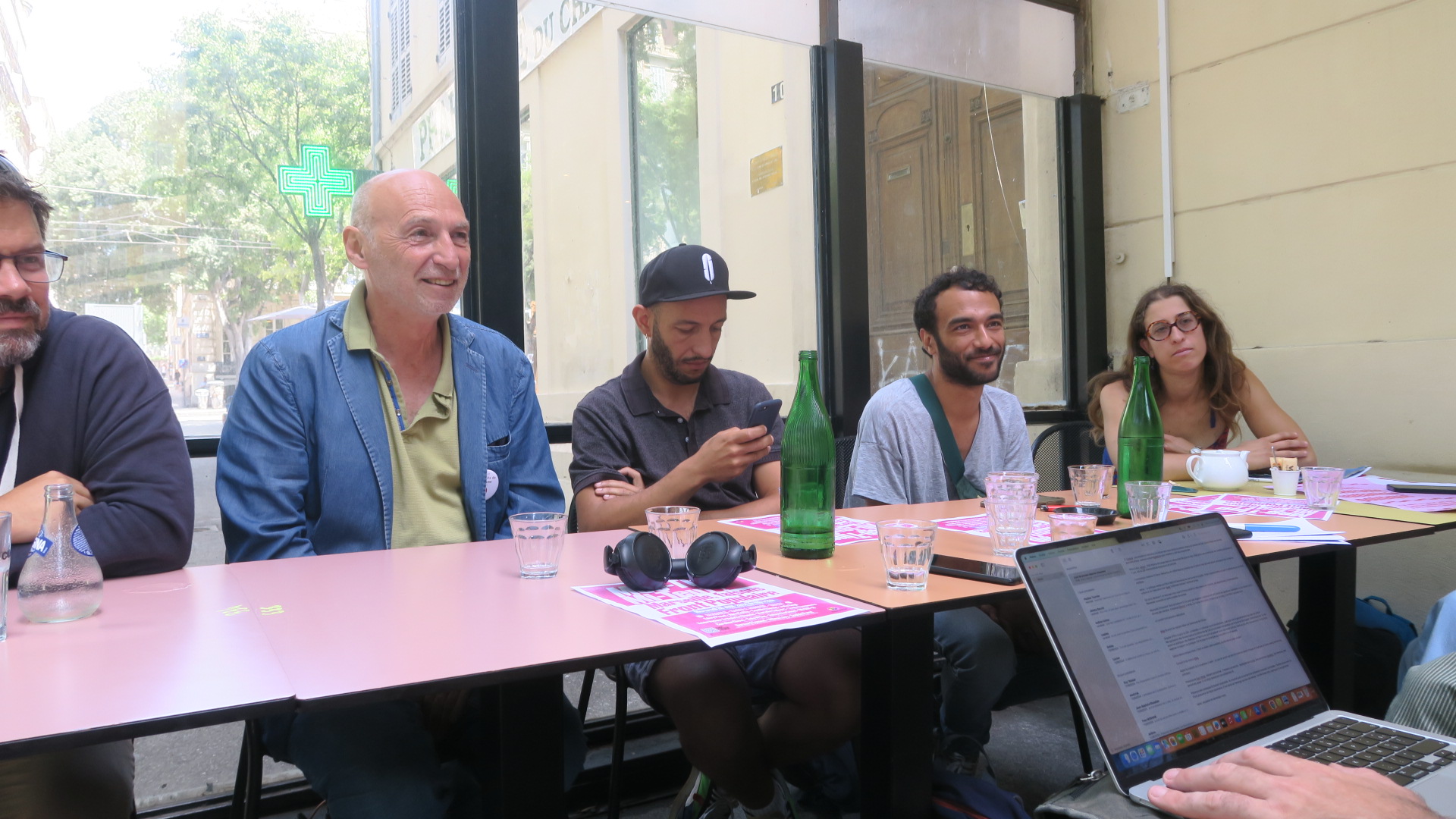 Conférence de presse aux Danaïdes place des réformés. (Photo : Mazigh Bouroubi)