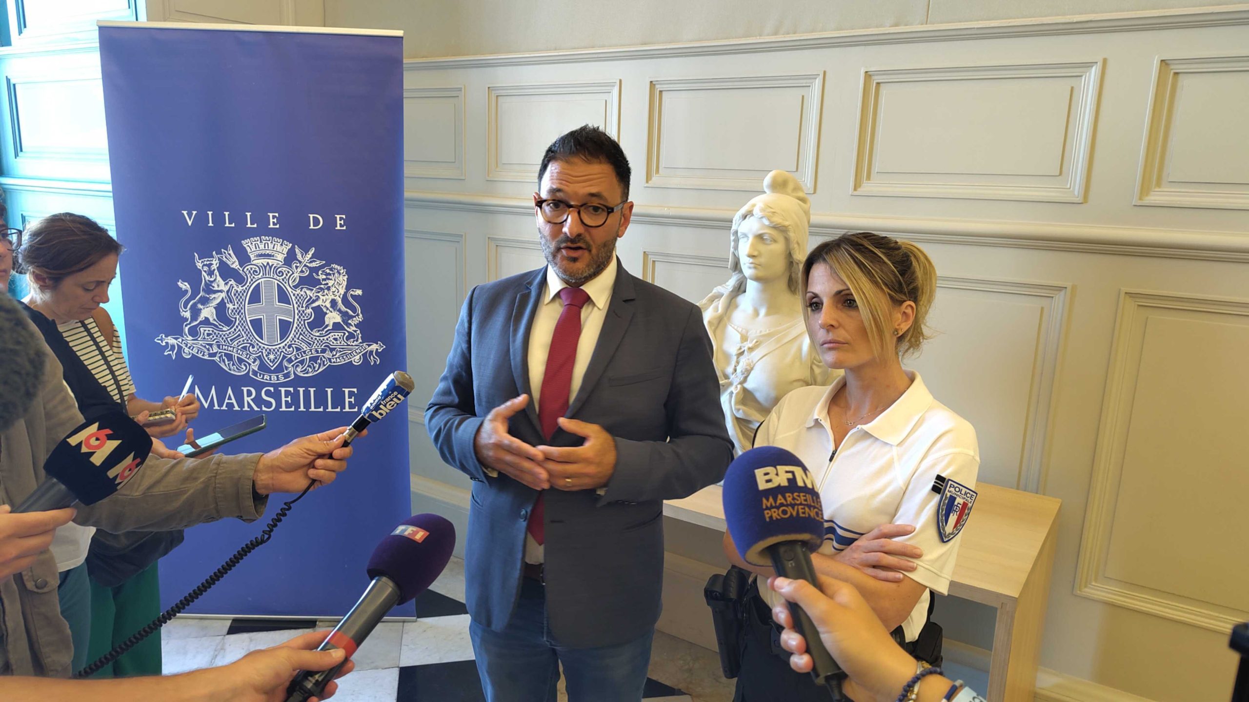 Yannick Ohanessian, adjoint au maire en charge de la sécurité et Céline Lefléfian, directrice de la police municipale lors de la conférence de presse du 4 juin 2024