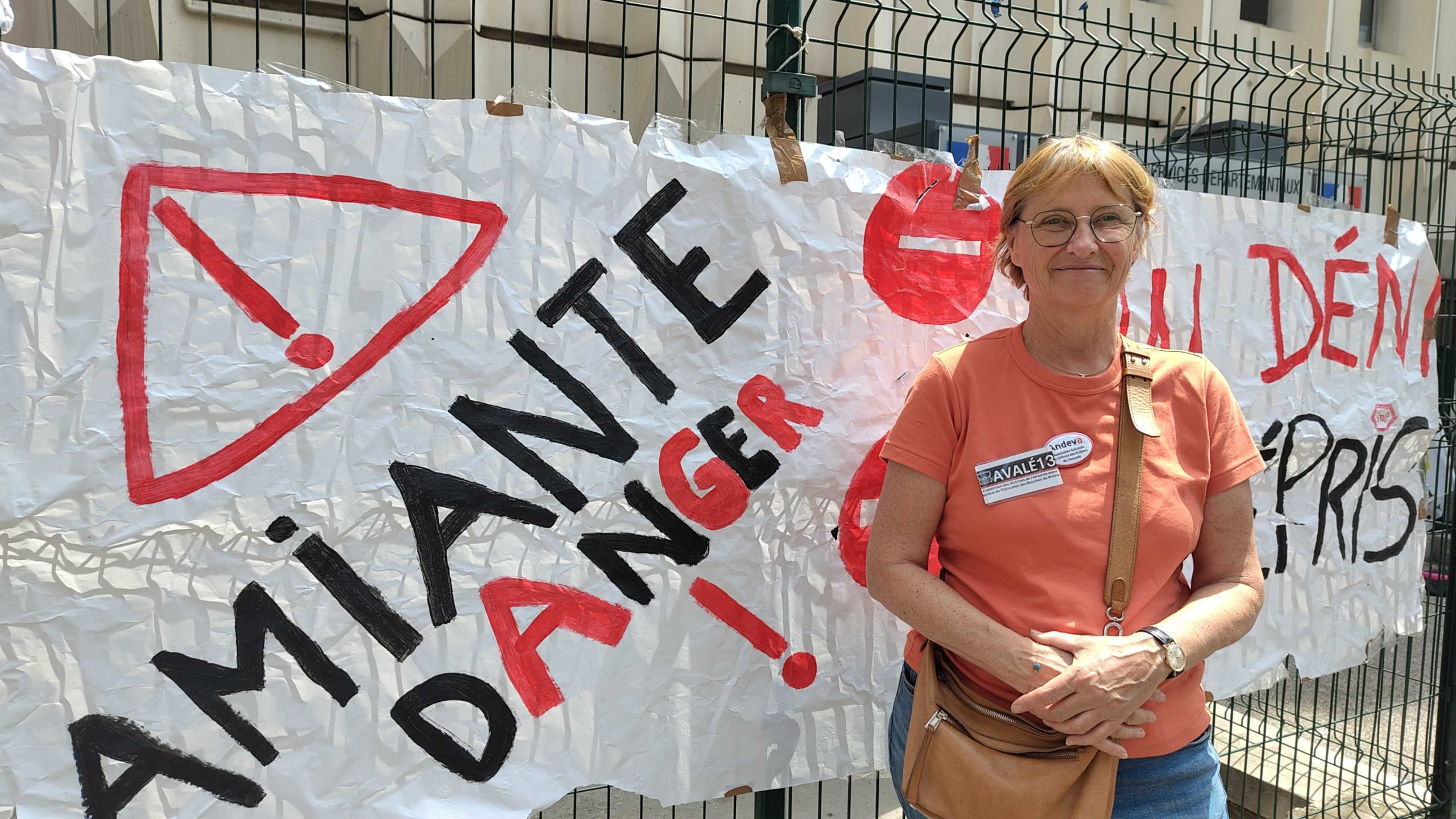 Nathalie Laclau lors du rassemblement du personnel du collège Alexandre Dumas jeudi 6 juin devant la DSDEN 13 (Photo : AC)