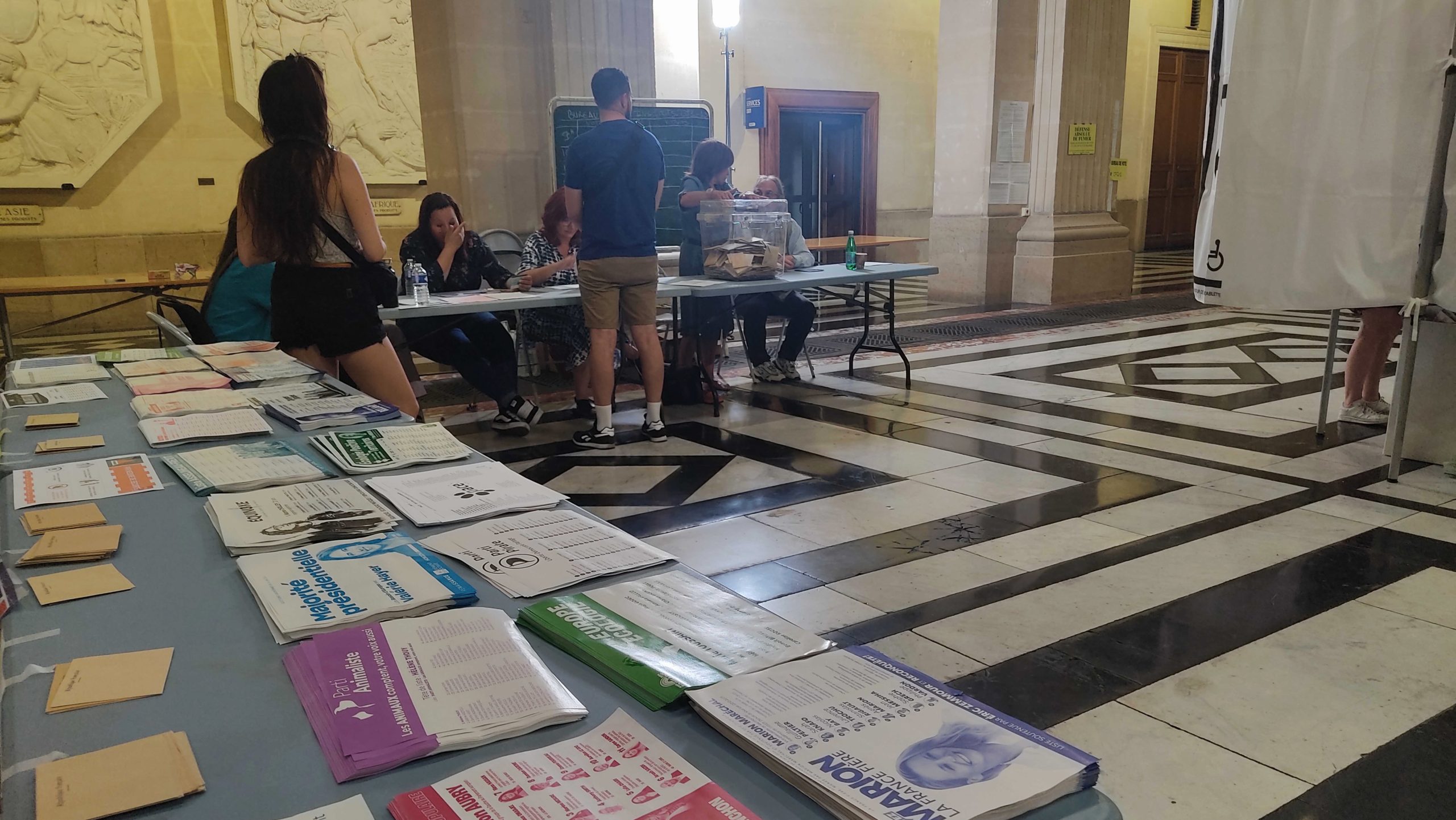 Le bureau de vote du palais de la Bourse le 9 juin 2024. (Photo : LC)