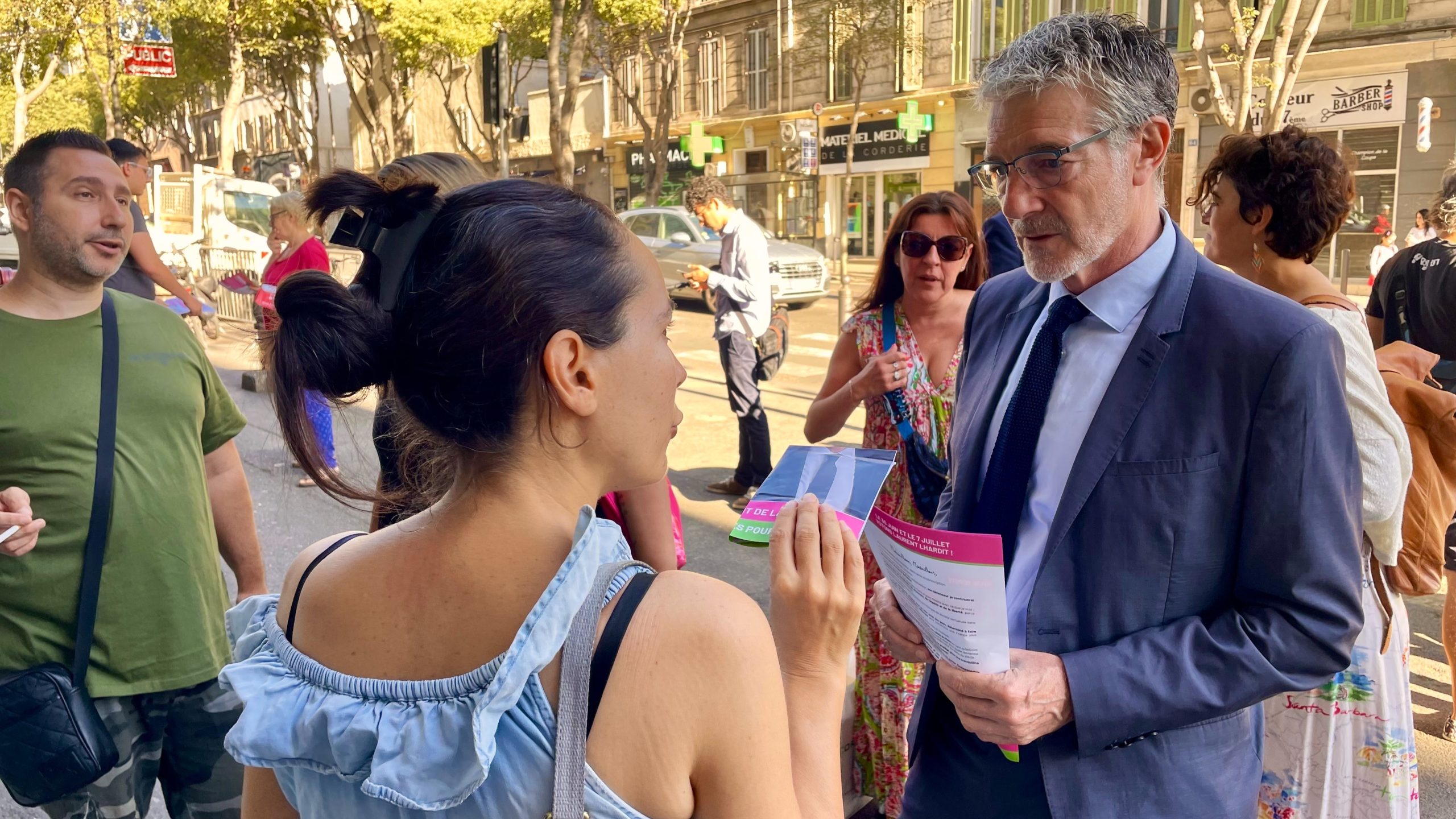 Laurent Lhardit (PS) en campagne pour le Nouveau front populaire dans la 2e circonscription de Marseille, le 24 juin 2024. (Photo C.By.)