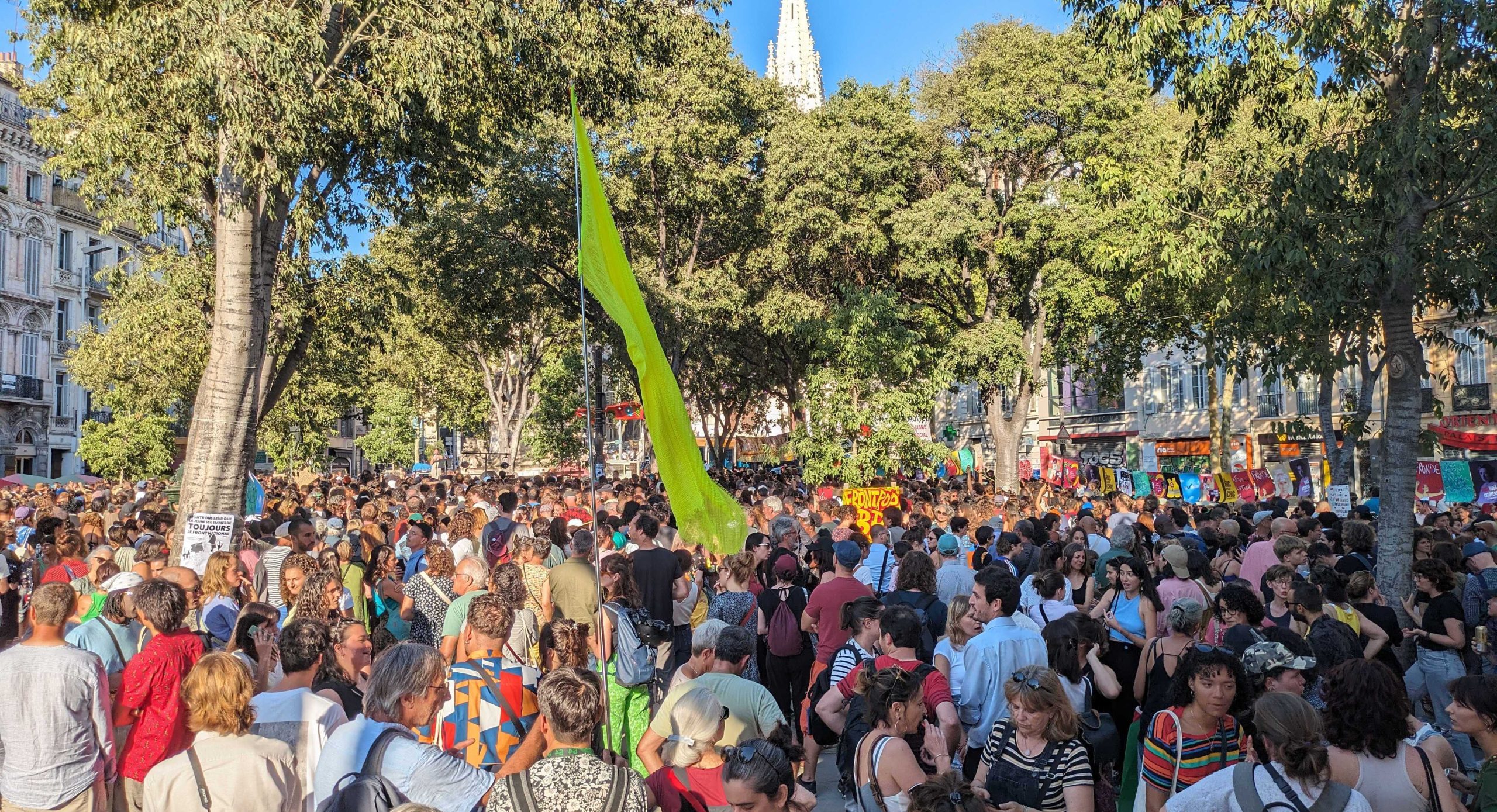 Le public du "meeting mi-teuf" organisé par les soutiens du Nouveau front populaire à Marseille le 26 juin 2024. (Photo : CMB)