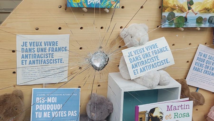 La vitrine contre l’extrême droite d’une librairie jeunesse vandalisée à Marseille