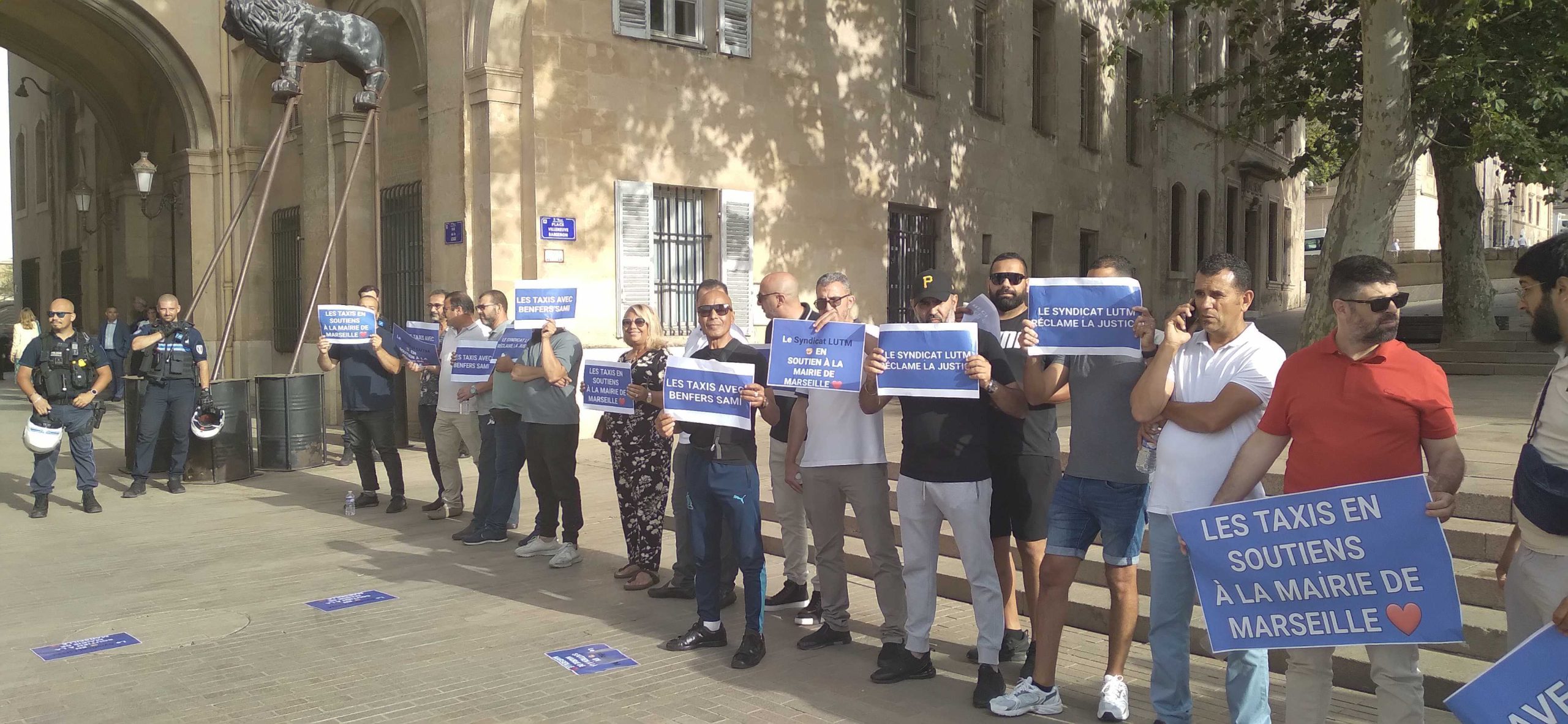 Manifestion de taxis pro-mairie pendant le conseil municipal du 28 juin 2024 (Photo : BG)