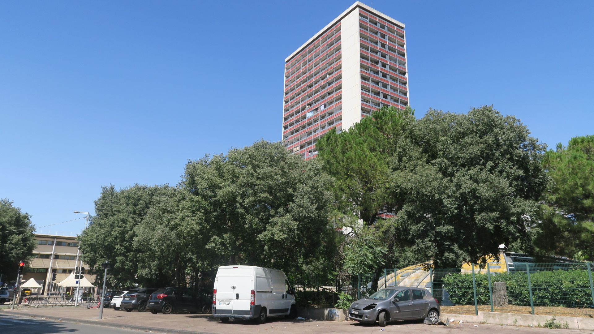 La piscine tournesol, la tour C et le Nautile, au coeur du projet de rénovation de Frais-Vallon. (Photo : B.G.)