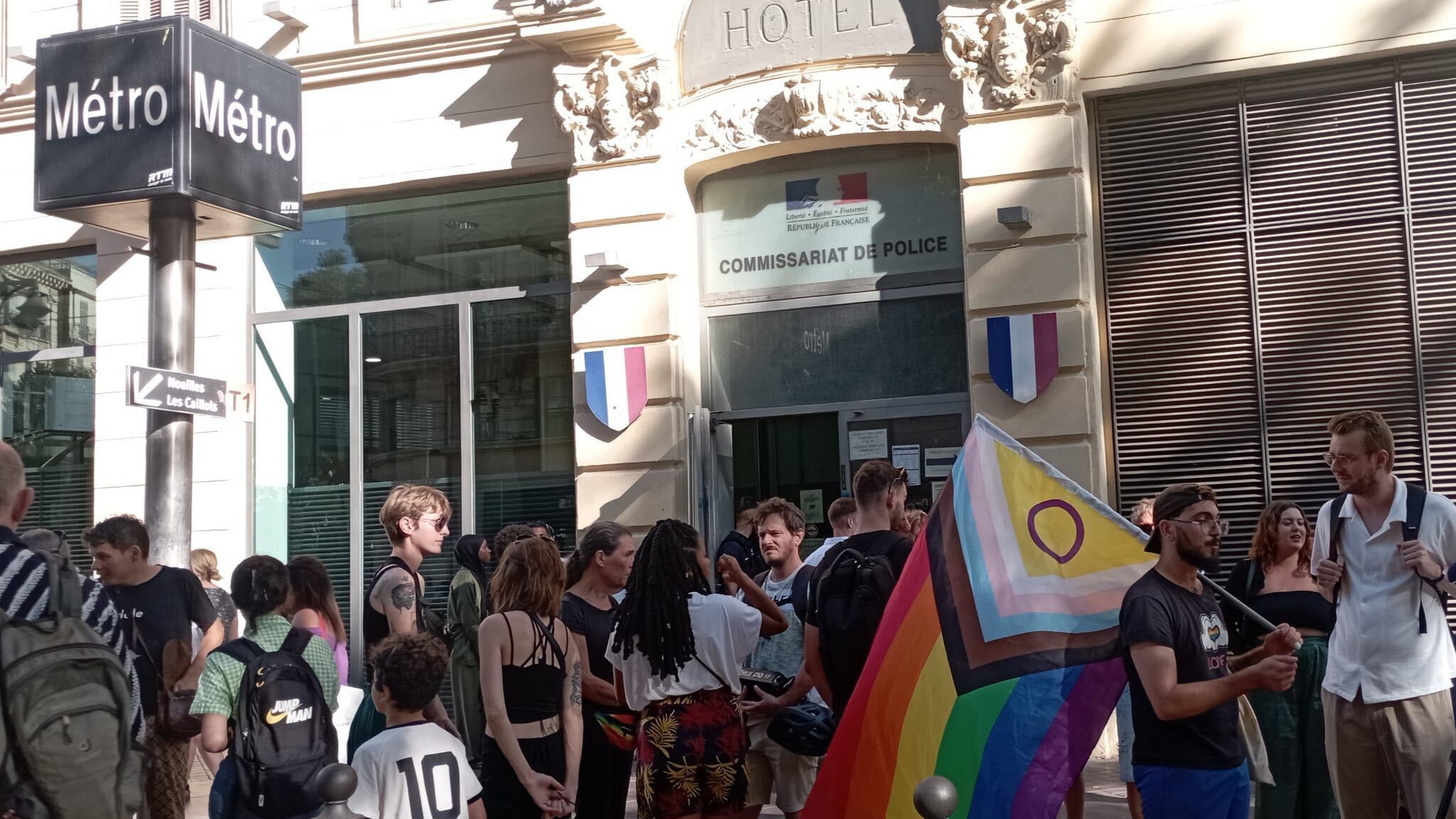 Des militants de la France insoumise devant le commissariat de Noailles, lors d