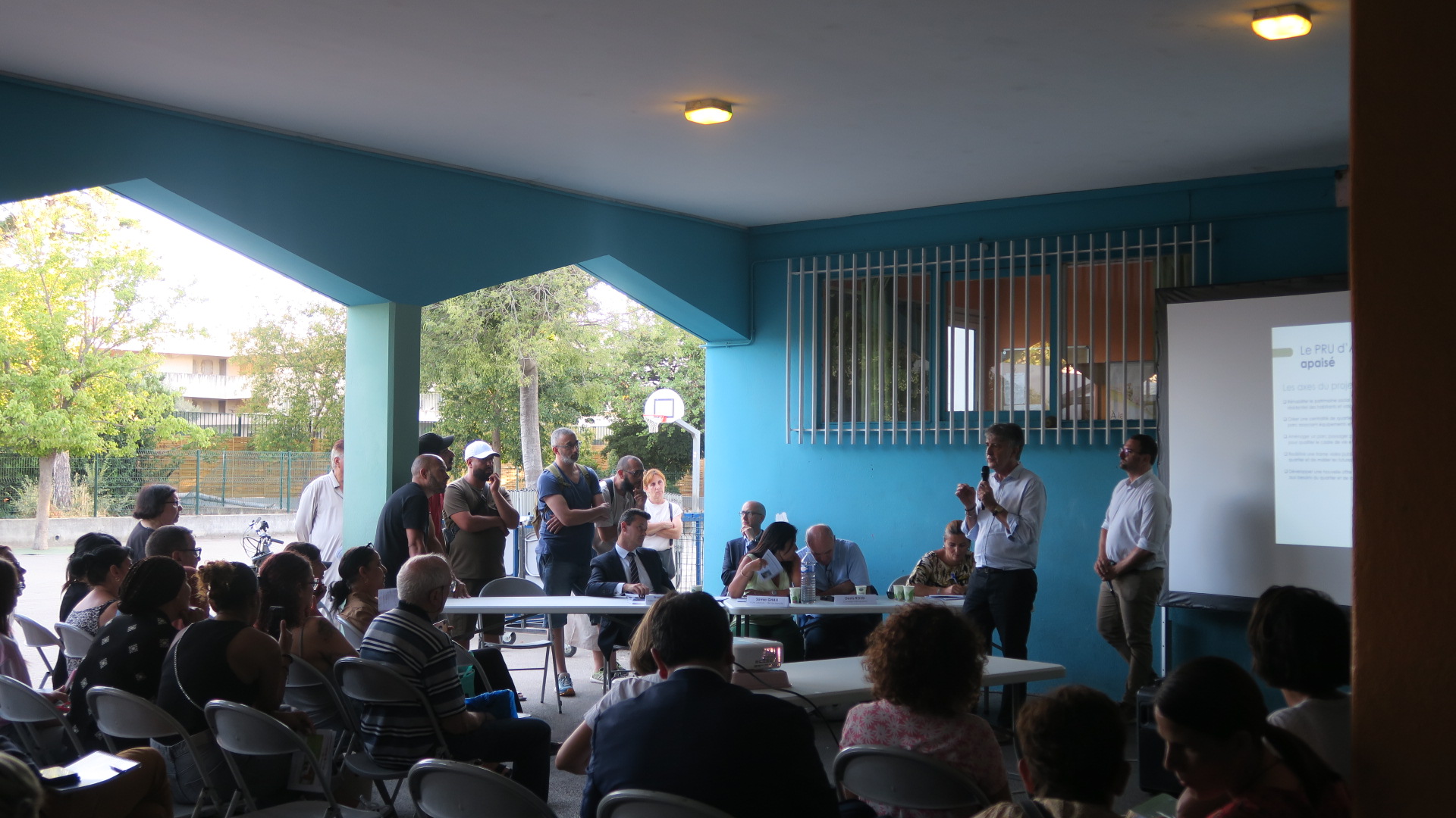 À Air-Bel, une réunion sur la rénovation de la cité rattrapée par la détresse du quotidien