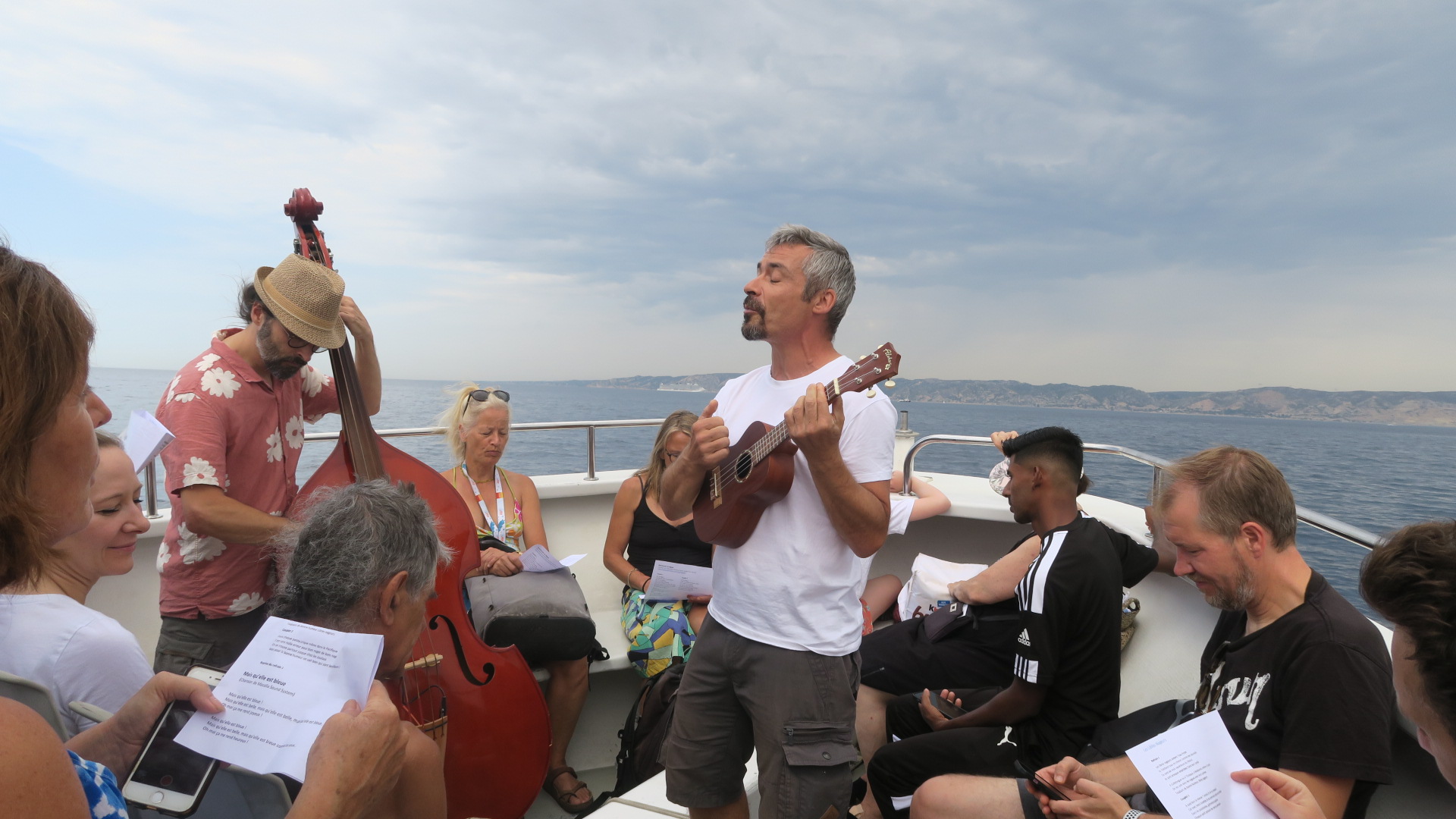 Le collectif Rendez la digue du Large manifeste à bord de la navette vers l’Estaque