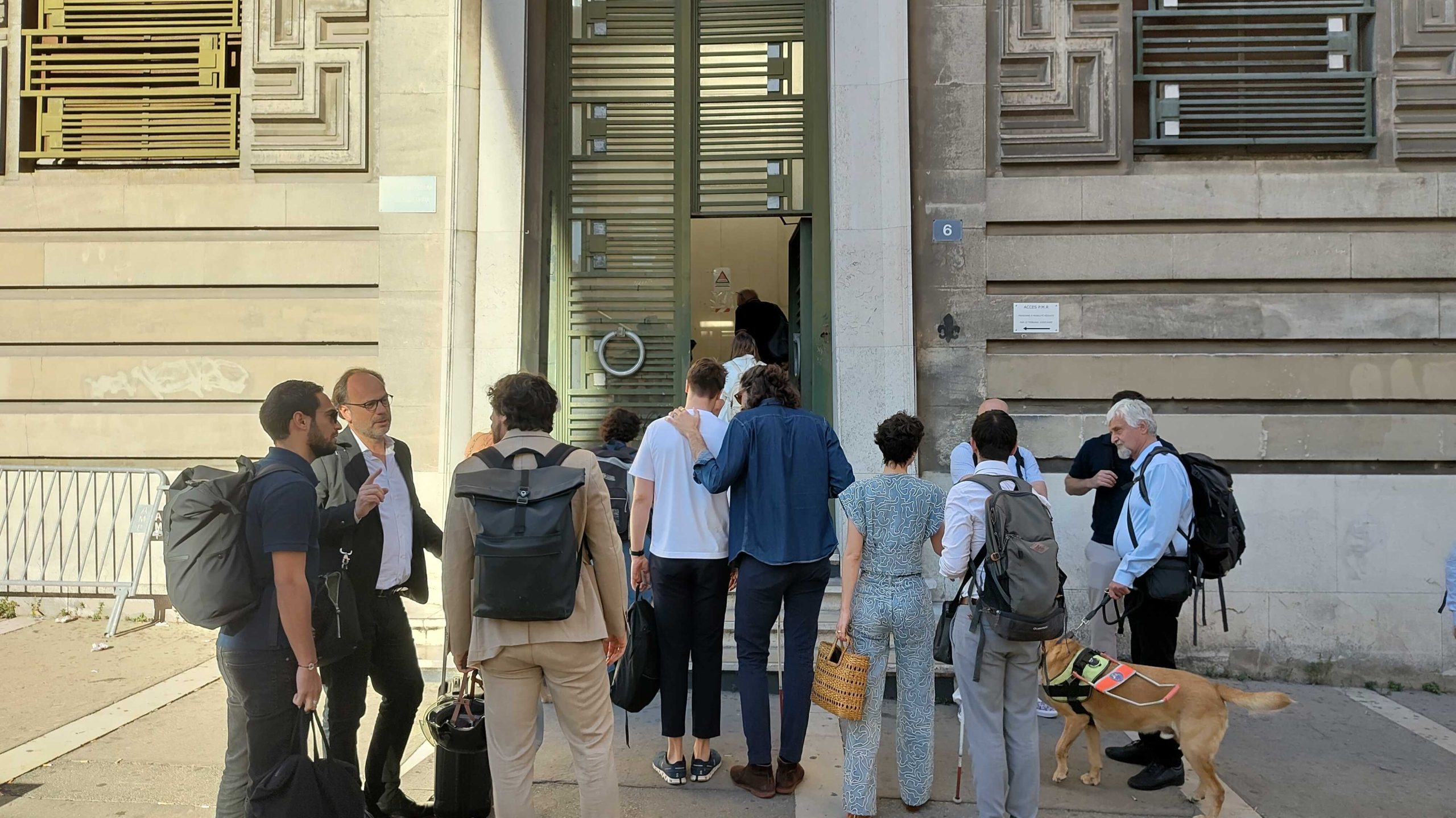 Arthur Aumoite et ses soutiens entrent dans le tribunal correctionnel de Marseille ce vendredi 5 juillet 2024 (Photo : AC)
