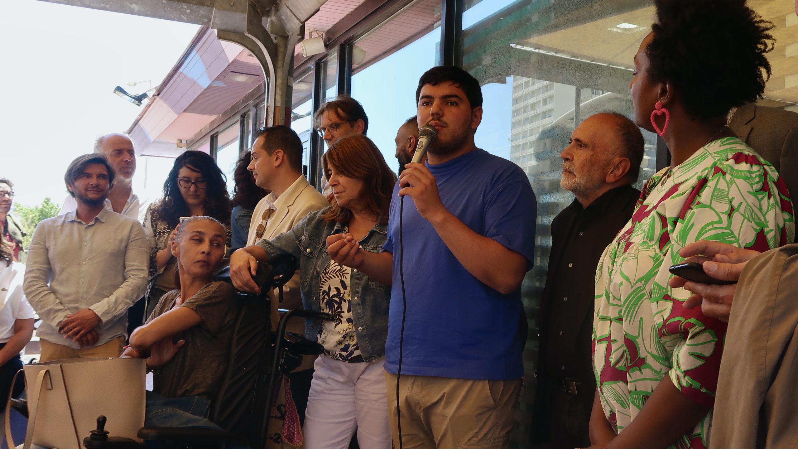 Amine Kessaci et ses soutiens à l