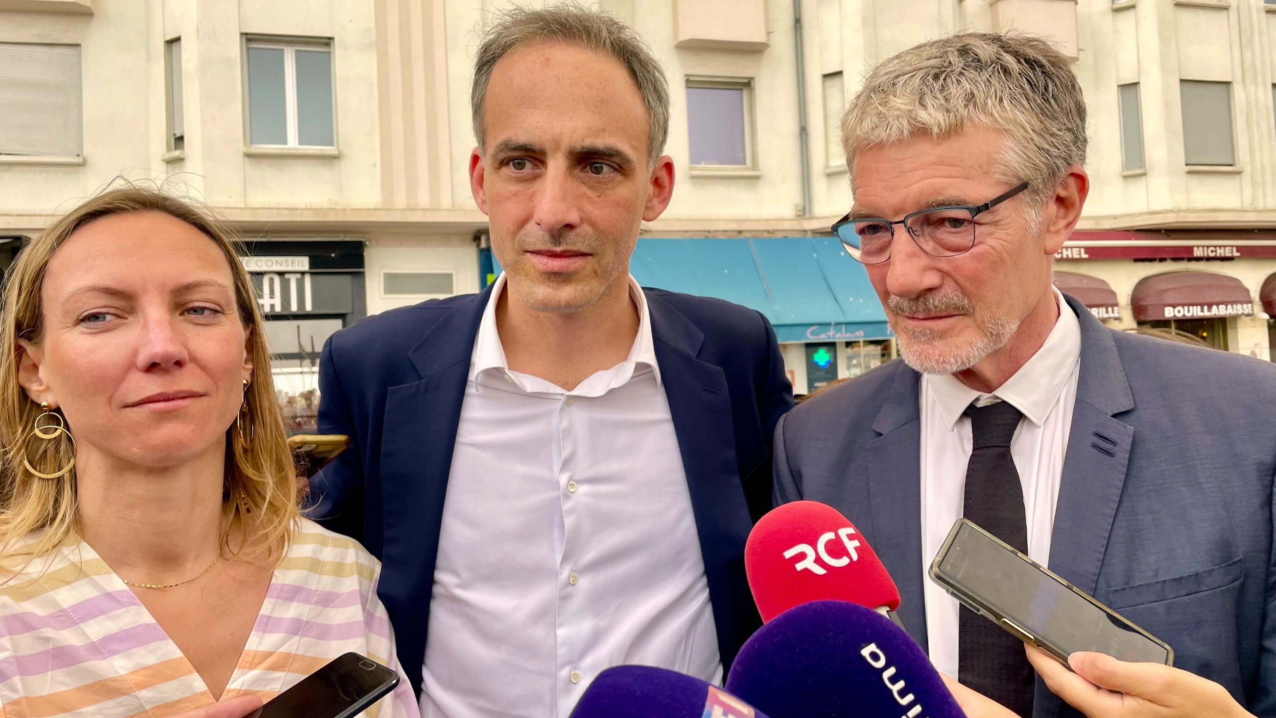Pascaline Lécorché, Raphaël Glucksmann,  et Laurent Lhardit, du Nouveau front populaire, lors de la campagne des élections législatives anticipées de 2024, à Marseille. (Photo : C.By.) 