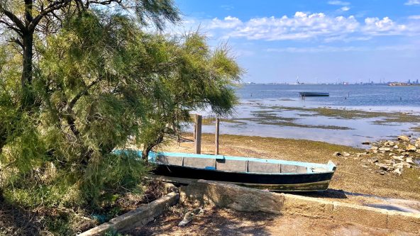 Port-Saint-Louis-du-Rhône, les barques des cabanoniers, sur la route de la plage Napoléon. (Photo : C.By.)