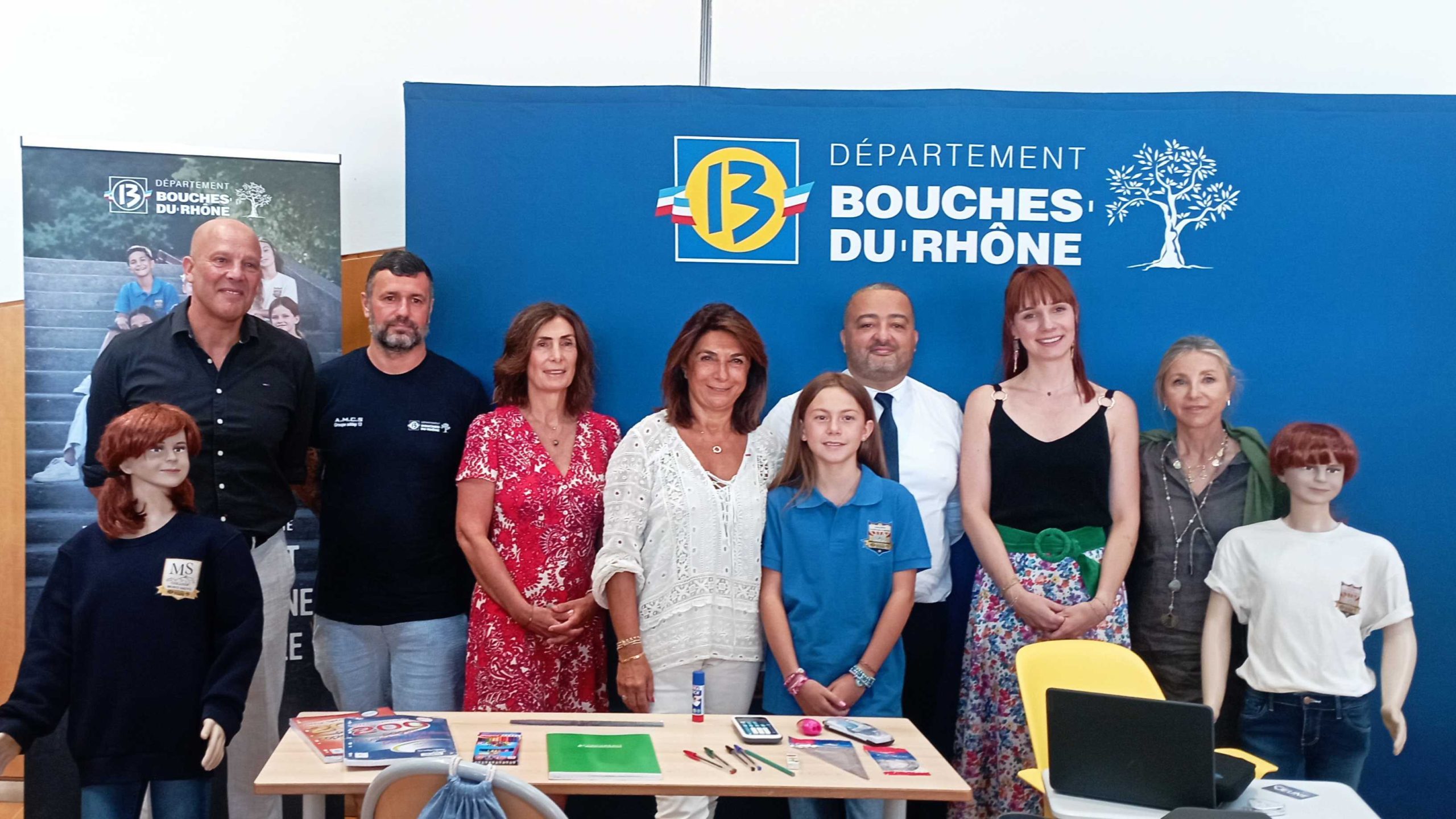 Aux deux extrémités, les mannequins présentant les uniformes qui seront déployés dès la semaine prochaine (Photo : CM) 