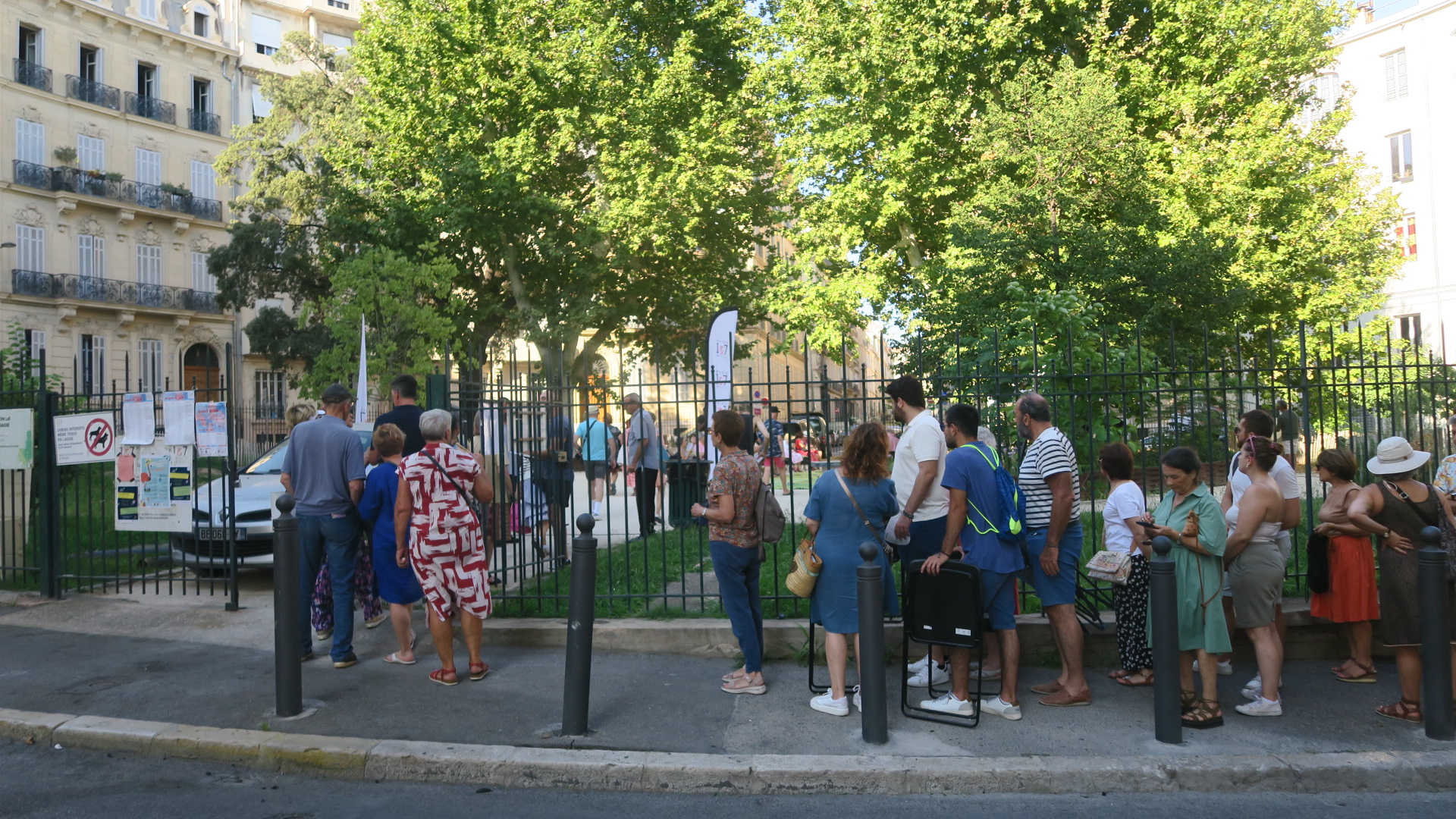 Une centaine de spectateurs pour le concert de Sayat Trio sur la place Labadié (Photo: SH)