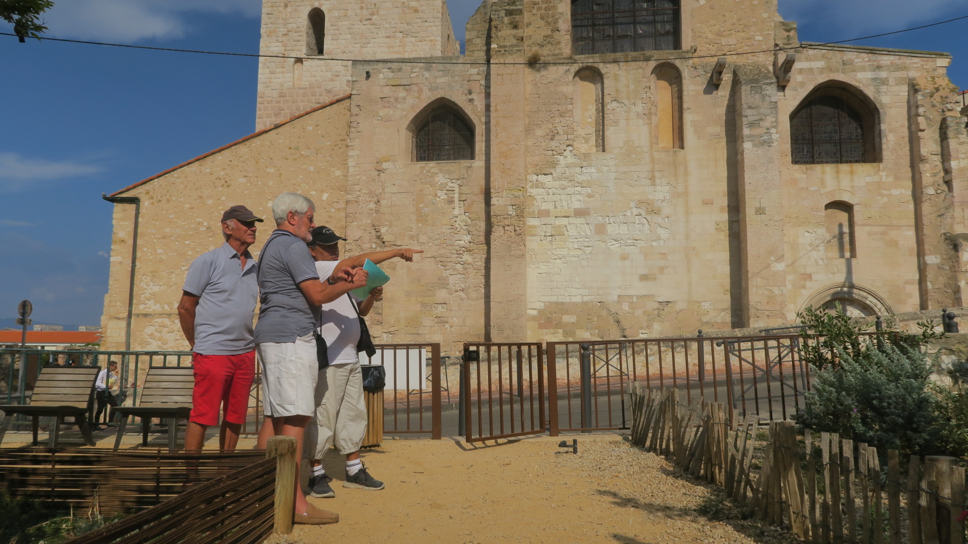 Michel Thibout, Robert Gilles et Guy Coja dans le petit jardin Lamy attenant au projet immobilier (Photo AC)