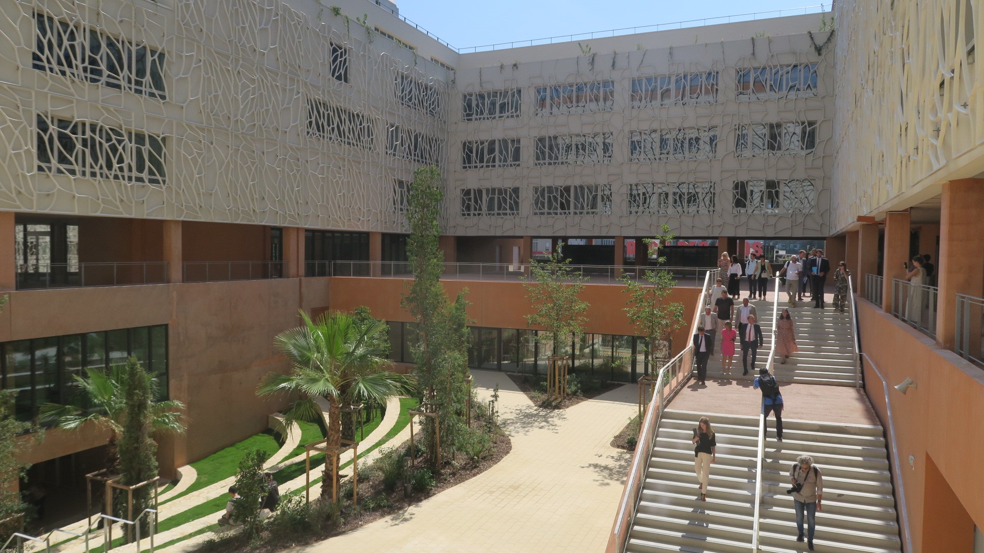 La cour intérieure de la cité scolaire internationale, garnie de palmiers et de pelouse. (Photo : CM)