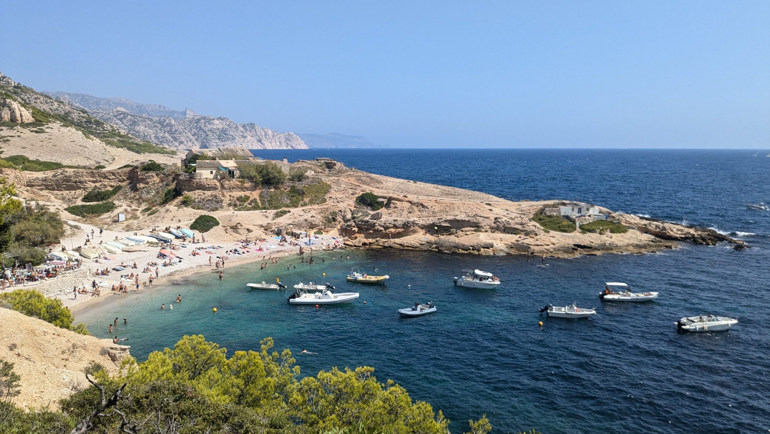 Dans la calanque de Marseilleveyre, les bateaux remplissent l