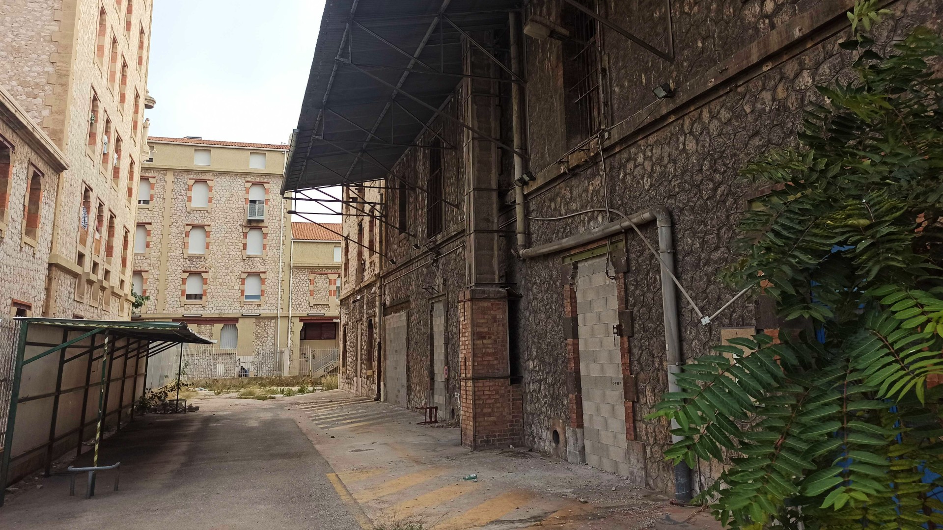 La friche industrielle qui deviendra une bibliothèque rue Loubon dans le 3e arrondissement. (Photo : ML)