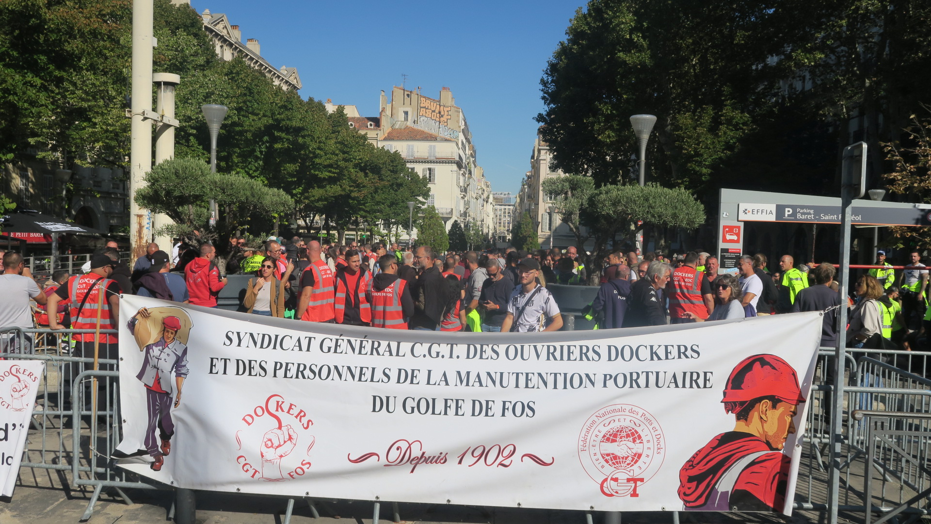 Un millier de dockers de Fos étaient rassemblés ce mardi devant la préfecture. Photo : B.G.