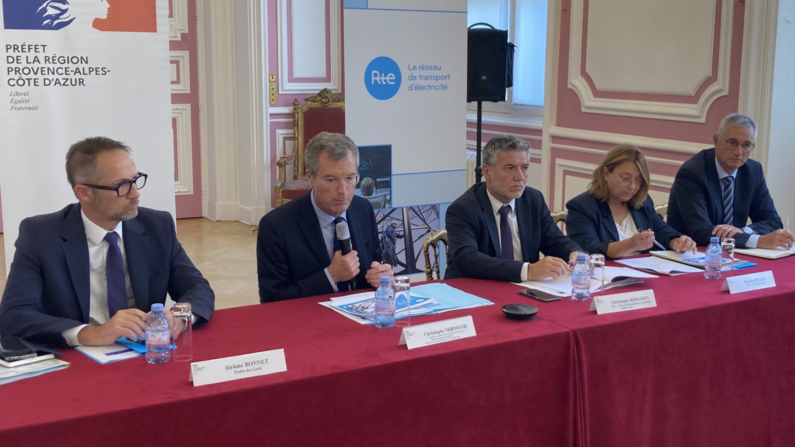 La troisième et dernière réunion de concertation du projet de ligne à haute-tension entre Jonquières-Saint-Vincent (Gard) et Fos-sur-Mer s