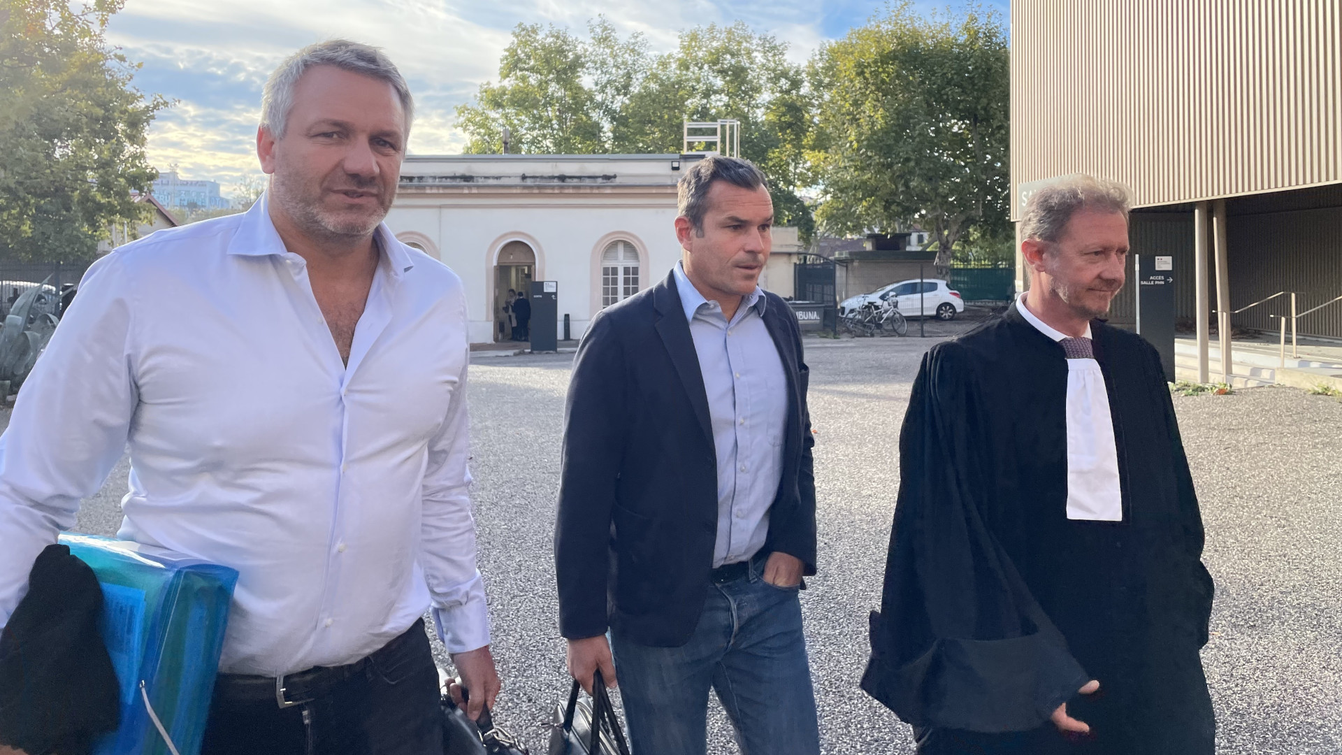 Julien Ravier, ancienne tête de liste dans les 11/12 aux municipales, entouré de ses avocats. (Photo : C.By.)