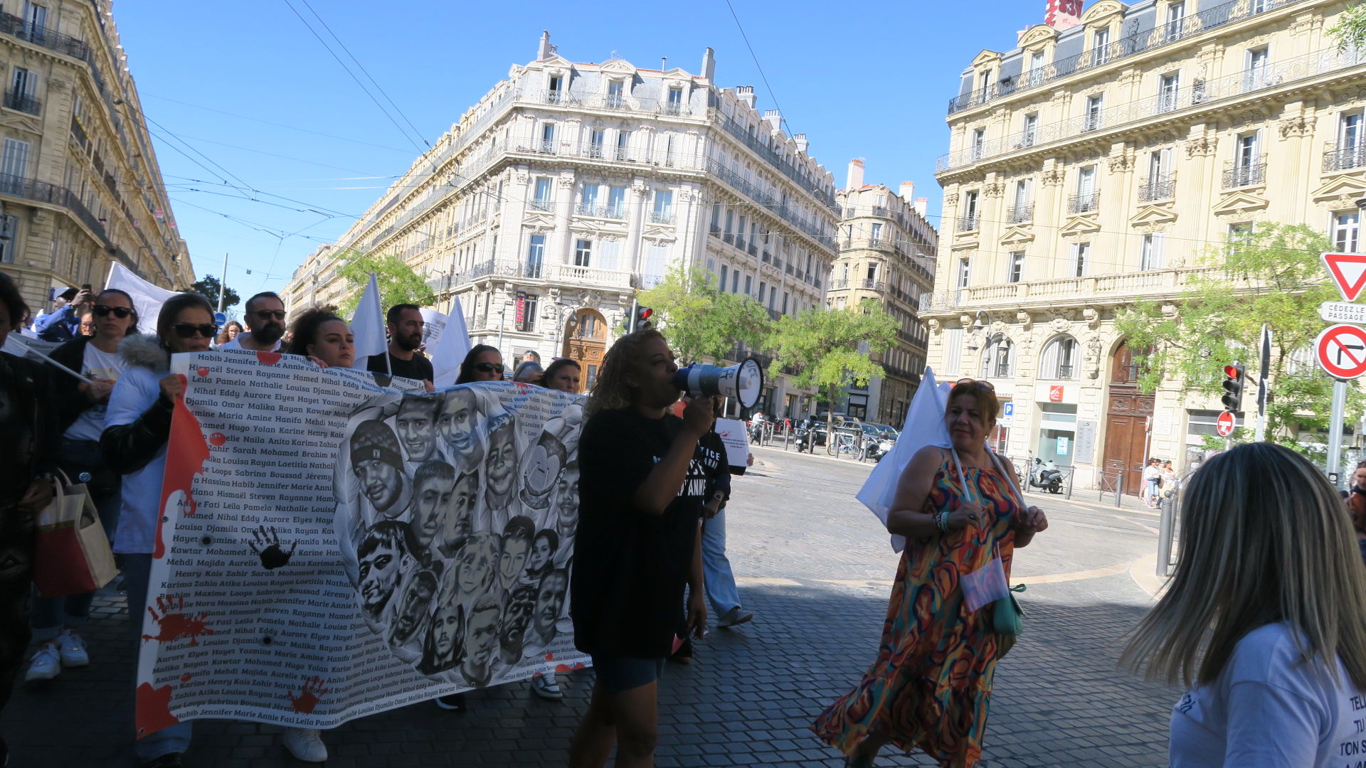 Narchomicides : plusieurs centaines de personnes manifestent en hommage aux victimes