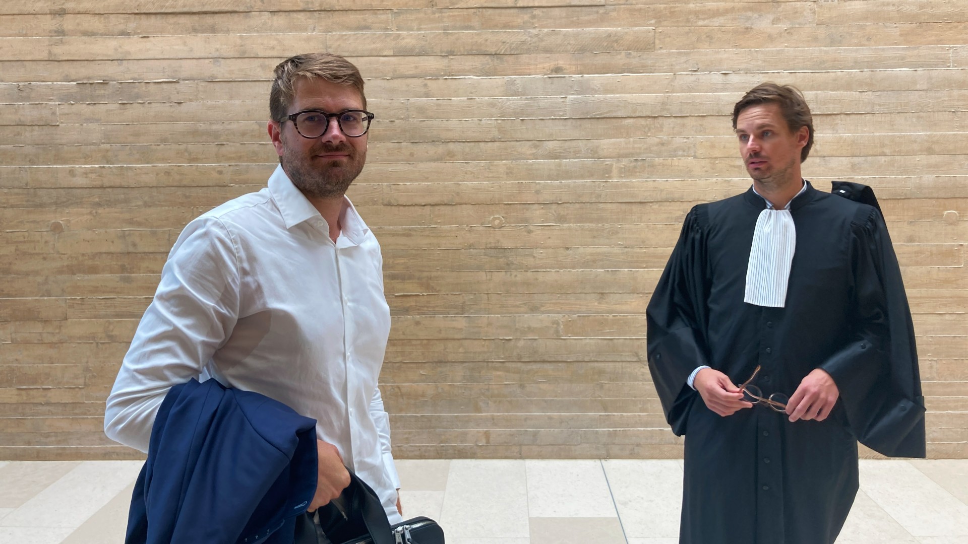 Maxime Marchand et un de ses avocats au tribunal judiciaire d