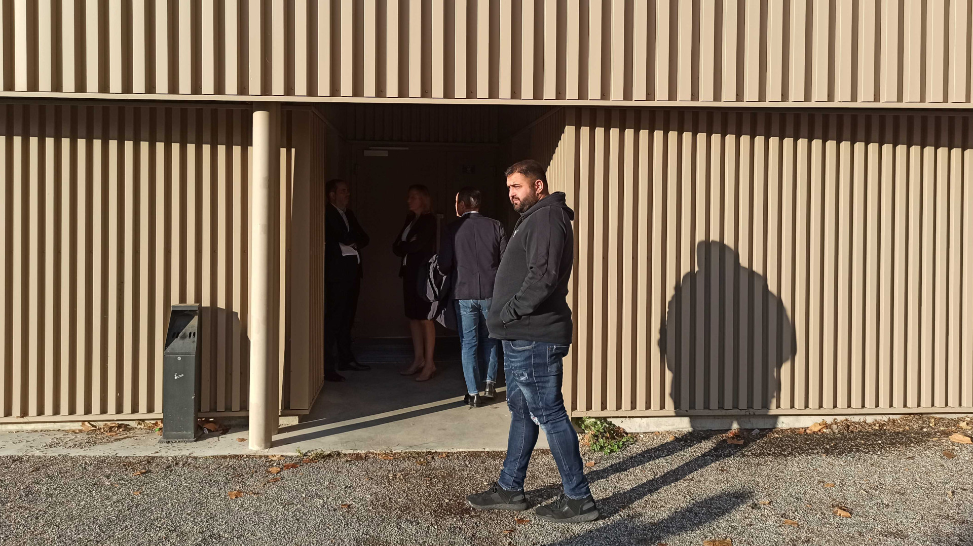 Rémi Matar, responsable associatif des Caillols, faisait des "procus à fond" pour le candidat Julien Ravier, derrière lui.