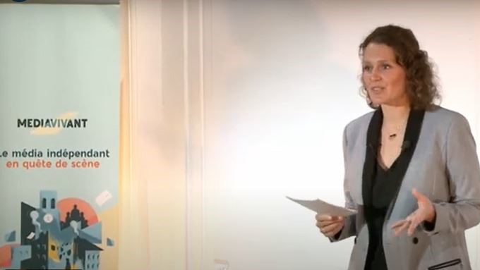 La corédactrice en chef de Médiavivant, sur scène, à la Fabulerie. (Photo : capture d