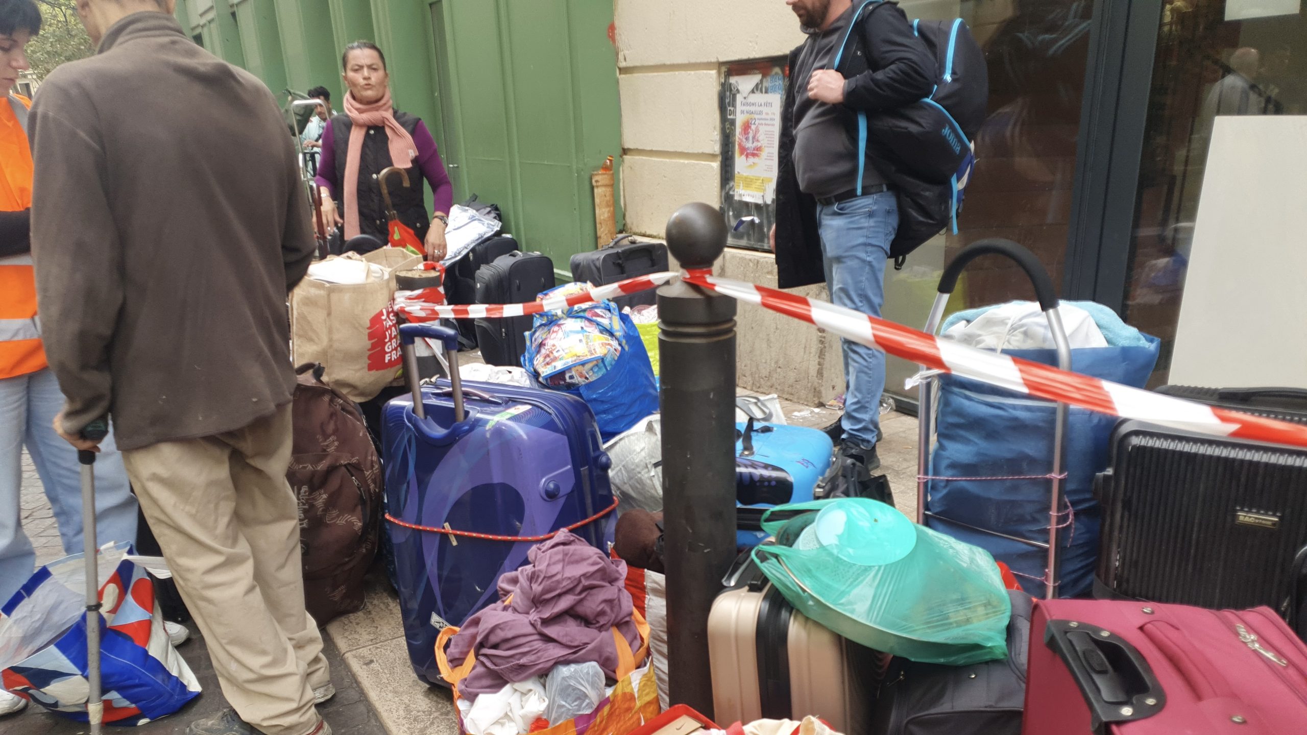 Les habitants attendent des camionnettes des services de la Ville pour pouvoir déménager. (Photo : ML) 