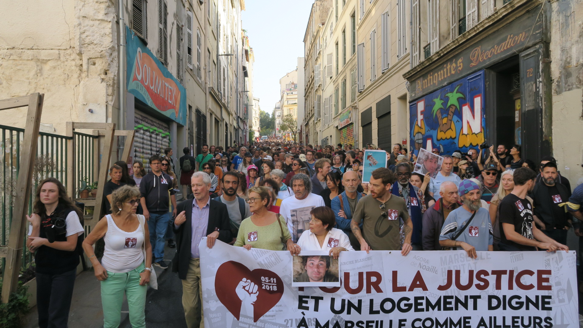 Le cortège a marqué une minute de silence sur les lieux des effondrements. Photo : B.G.